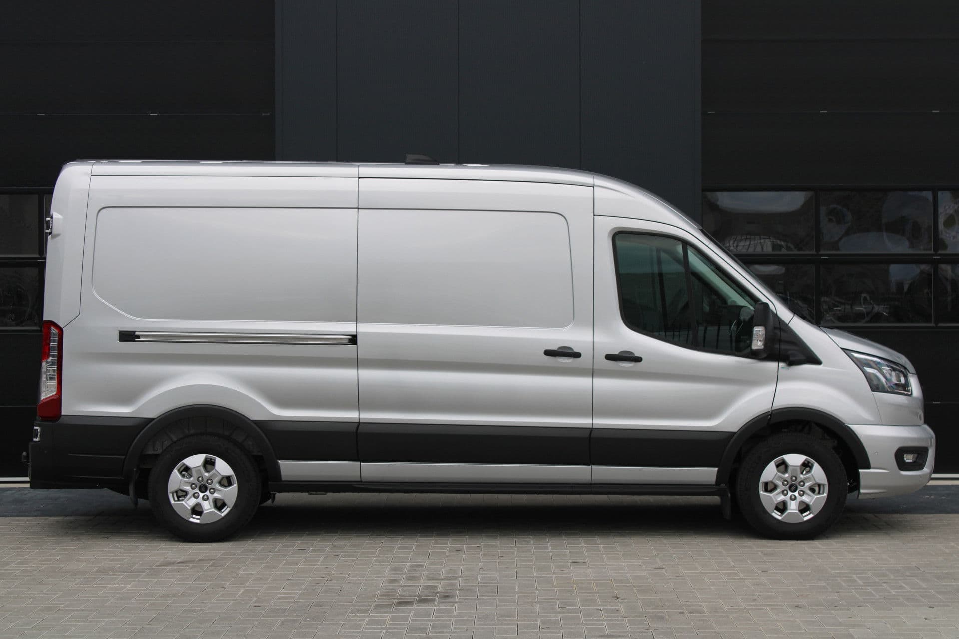 Ford Transit 350 2.0 TDCI L3H2 Limited Raptor 165pk - LUCHTVERING - ACC - Blind Spot - 360 camera - Raptor Grill - Stoel-Stuurverwarming - Trekhaak - Rijklaar thumbnail 28