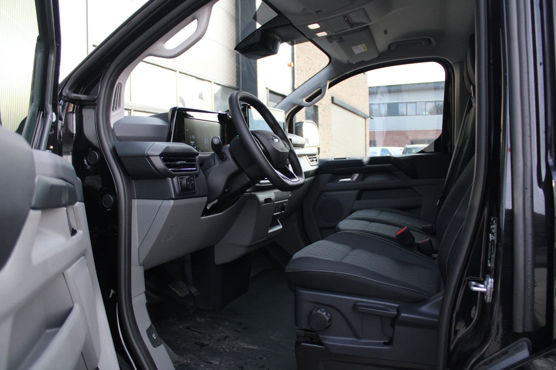 Ford Transit Custom 320 2.5 PHEV L2H1 Limited 232pk - 2x Schuifdeur - Trekhaak - Stoel/Stuurverwarming - Blindspot - Keyless - Rijklaar thumbnail 16