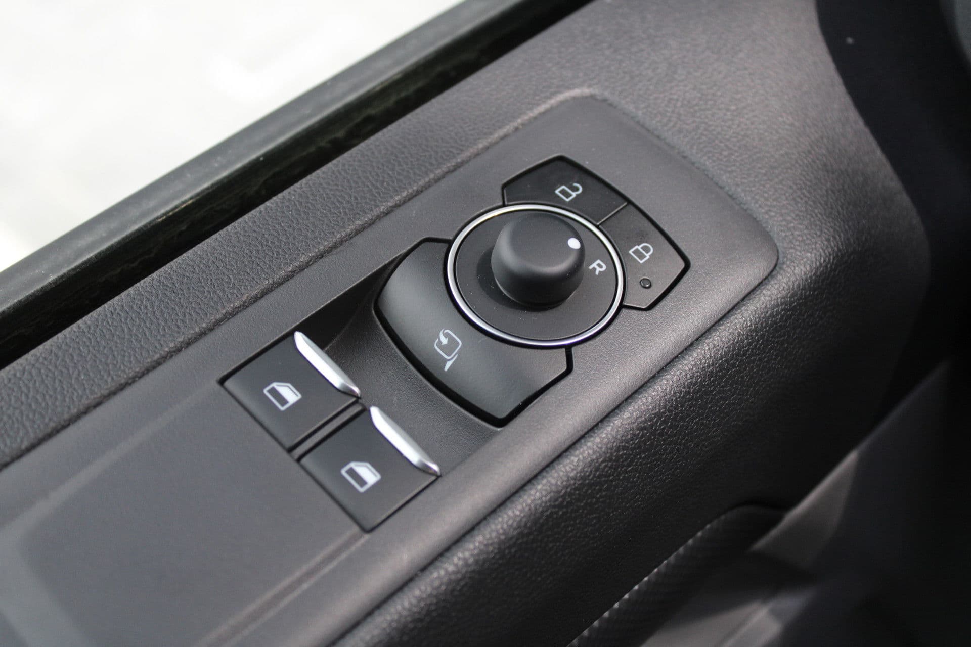 Ford Transit Custom 340 2.5 PHEV L2H1 Limited 232pk - 8 zits - Adaptive Cruise - Blind spot - Navi - Stuurverwarming - Airco achterin - Incl BPM - Rijklaar thumbnail 8