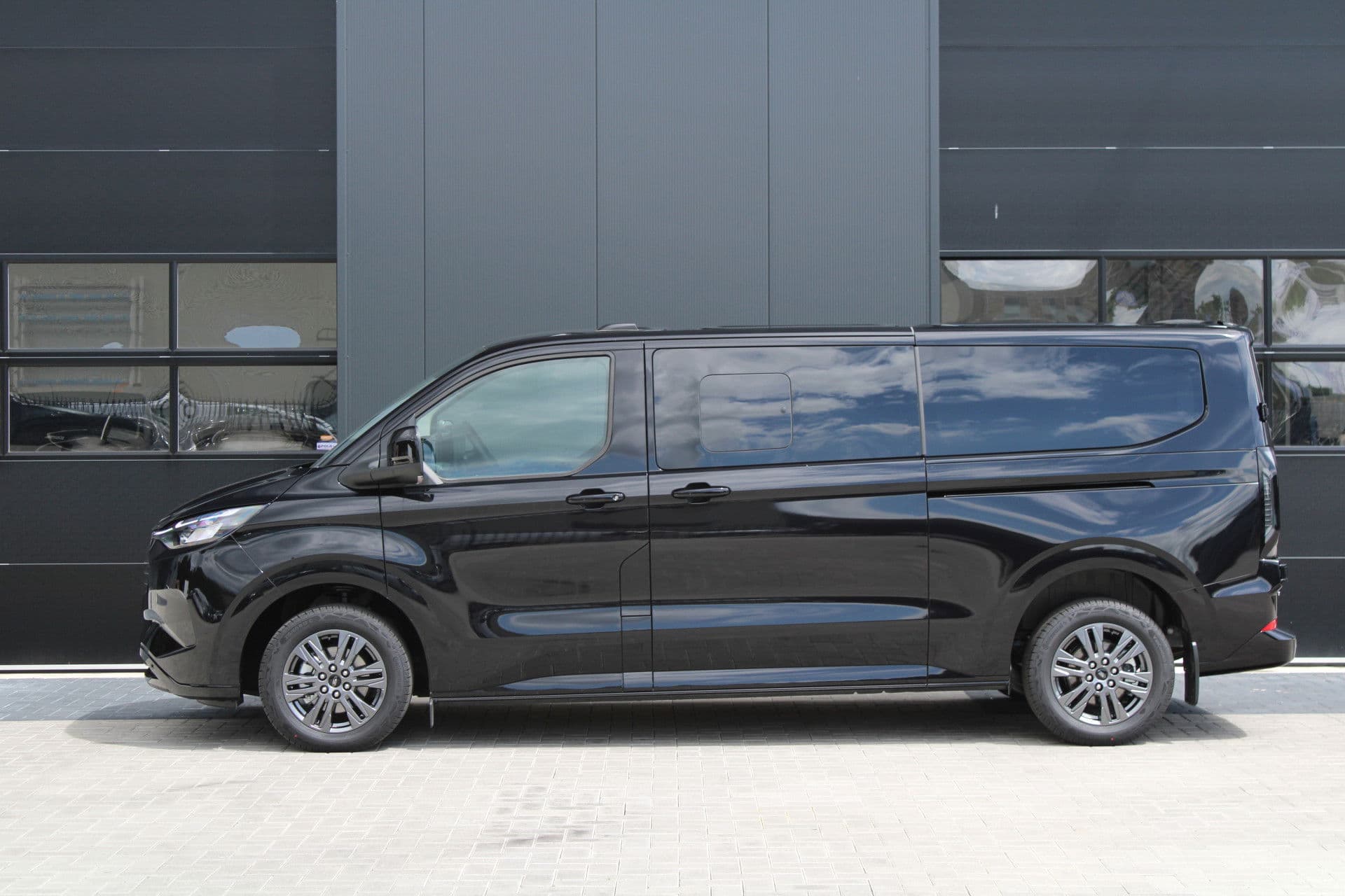 Ford Transit Custom 340 2.5 PHEV L2H1 Limited 232pk - 8 zits - Adaptive Cruise - Blind spot - Navi - Stuurverwarming - Airco achterin - Incl BPM - Rijklaar thumbnail 33