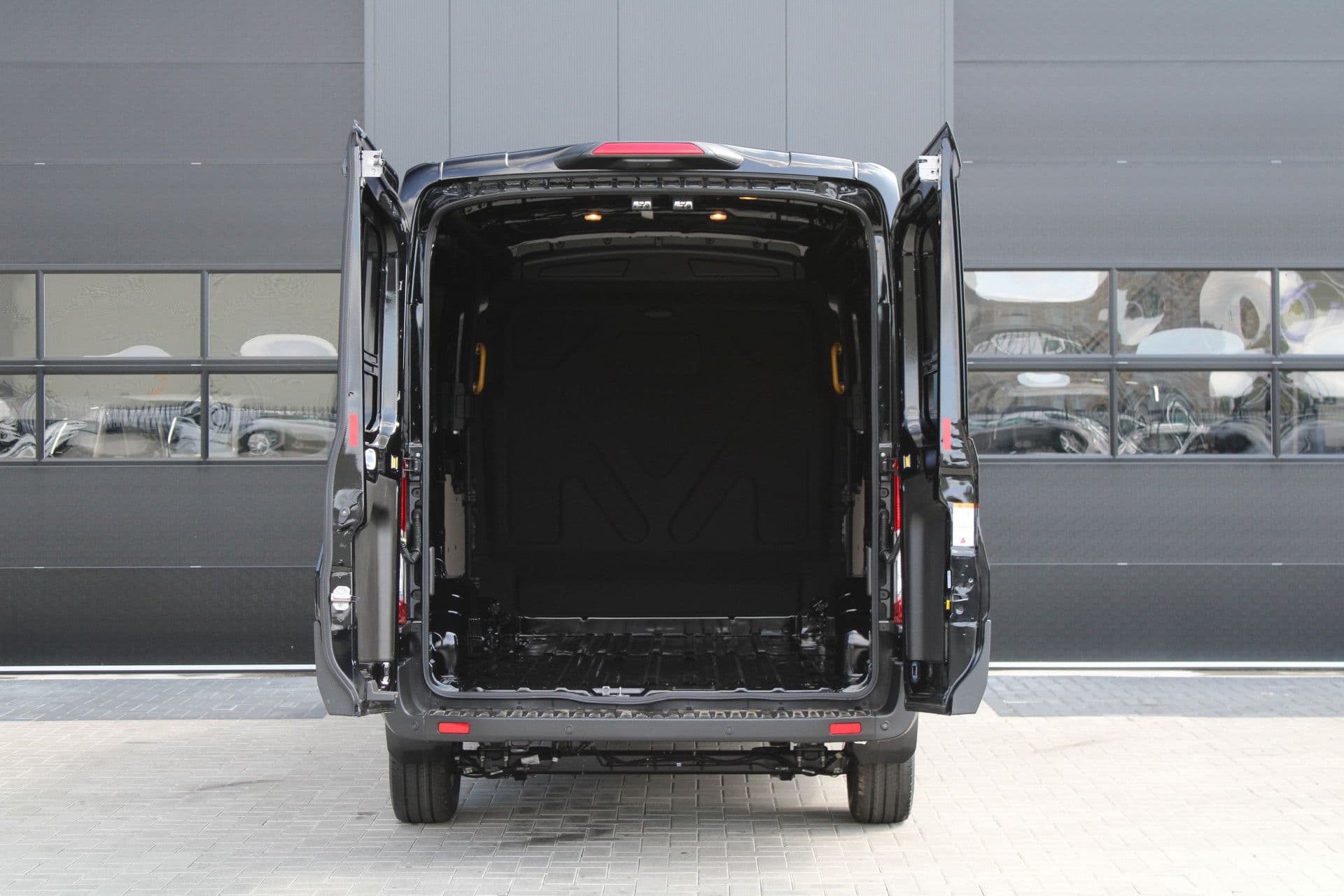 Ford Transit 350 2.0 TDCI L2H2 Limited 165pk - 2x Schuifdeur - Navi - 360 Camera - Adaptive Cruise - Xenon - Blind Spot - Rijklaar thumbnail 4