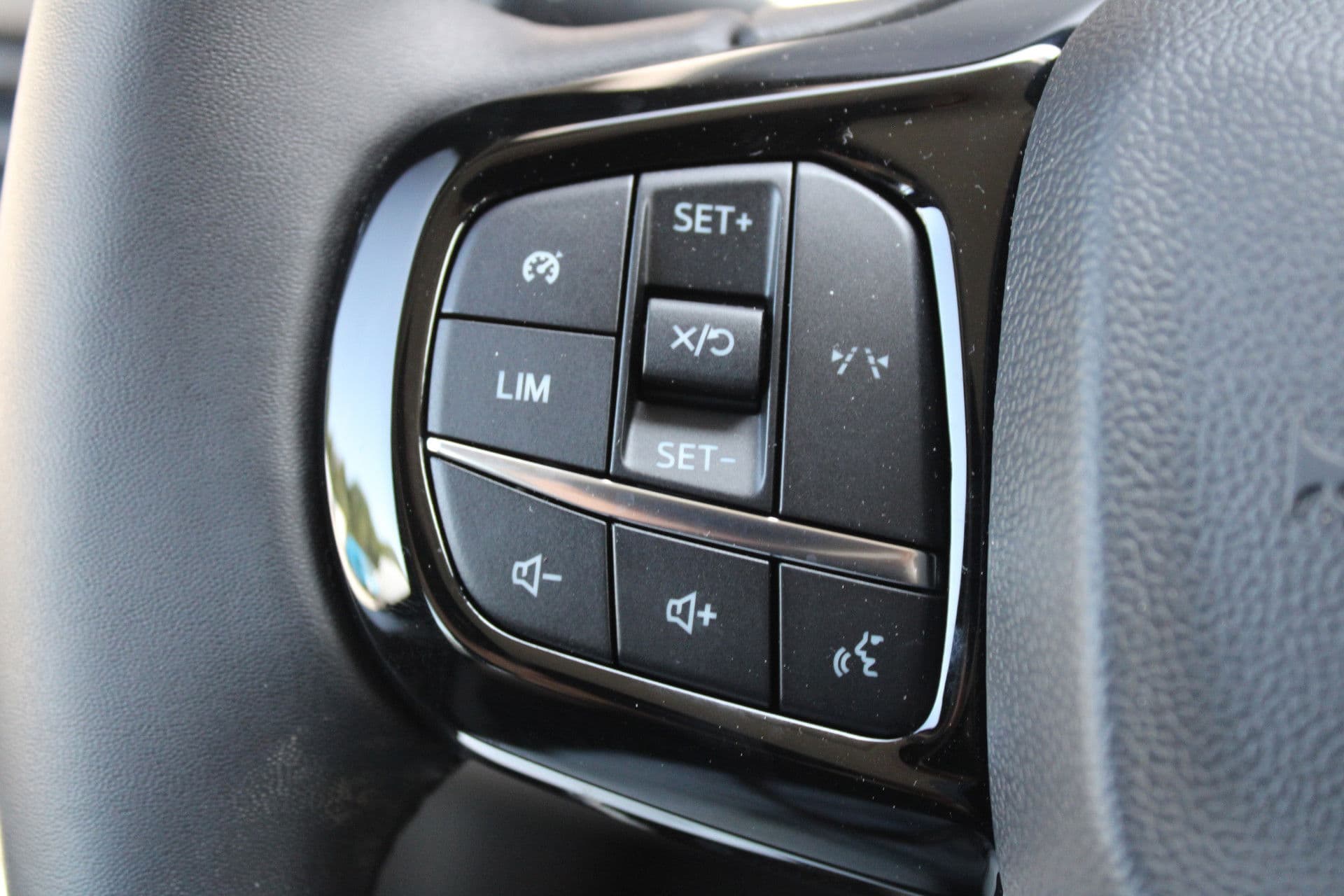 Ford Transit Custom 320 2.0 TDCI L2H1 Trend DC 136pk - Carplay - Android - Camera - Trekhaak - LED koplampen - Stoelverwarming - Draadloos laden - Rijklaar thumbnail 24