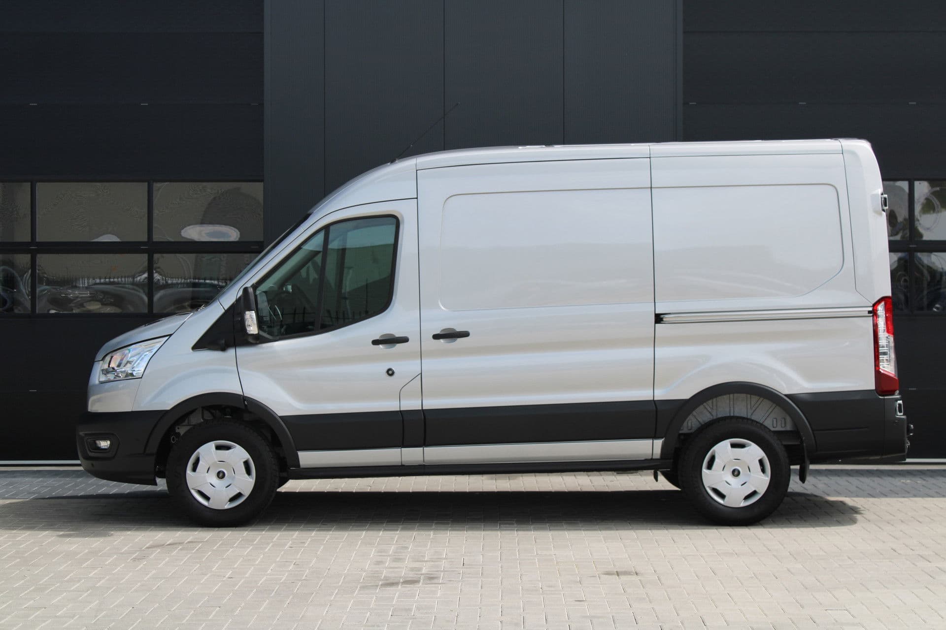 Ford Transit 350 2.0 TDCI L2H2 Trend 165pk - Facelift - 2x Schuifdeur - Adaptive Cruise - Navigatie - Blind Spot - 360 Camera - Stoel - Stuurverwarming - Rijklaar thumbnail 31