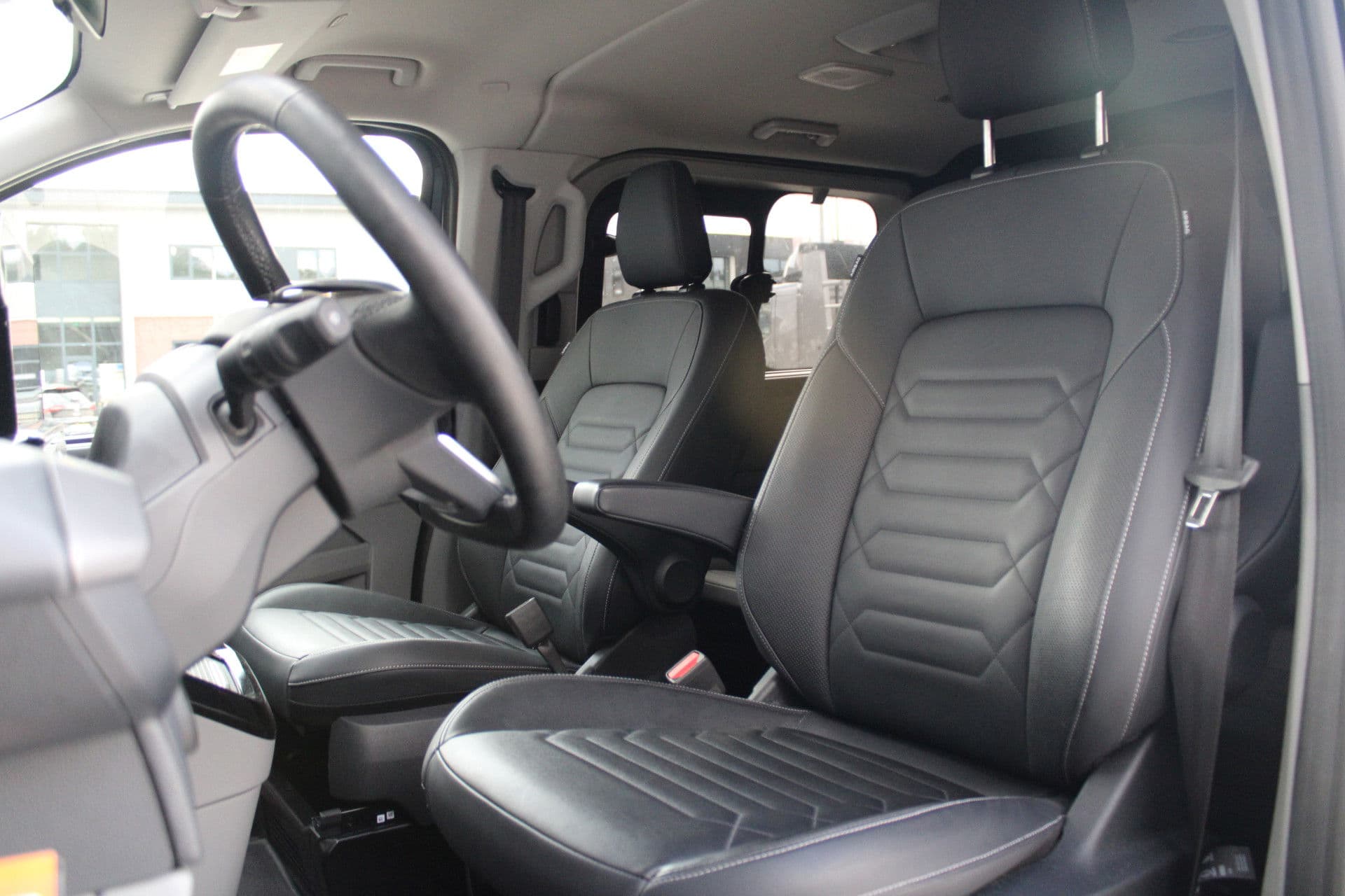 Ford Tourneo Custom 320 2.0 TDCI L2H1 Titanium X DC 170pk - Adaptive Cruise - LED - Blind Spot - Leder - Navigatie - 360 Camera - Trekhaak - Rijklaar thumbnail 16