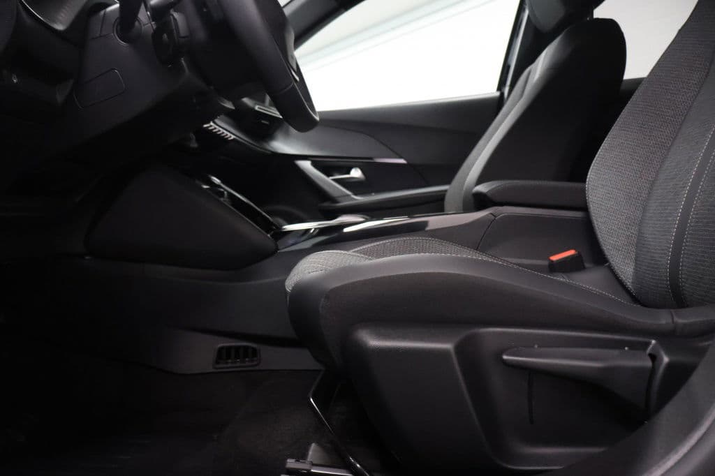 Peugeot 2008 1.2 Hybride 145 Allure | 360 Camera | Luxe thumbnail 7