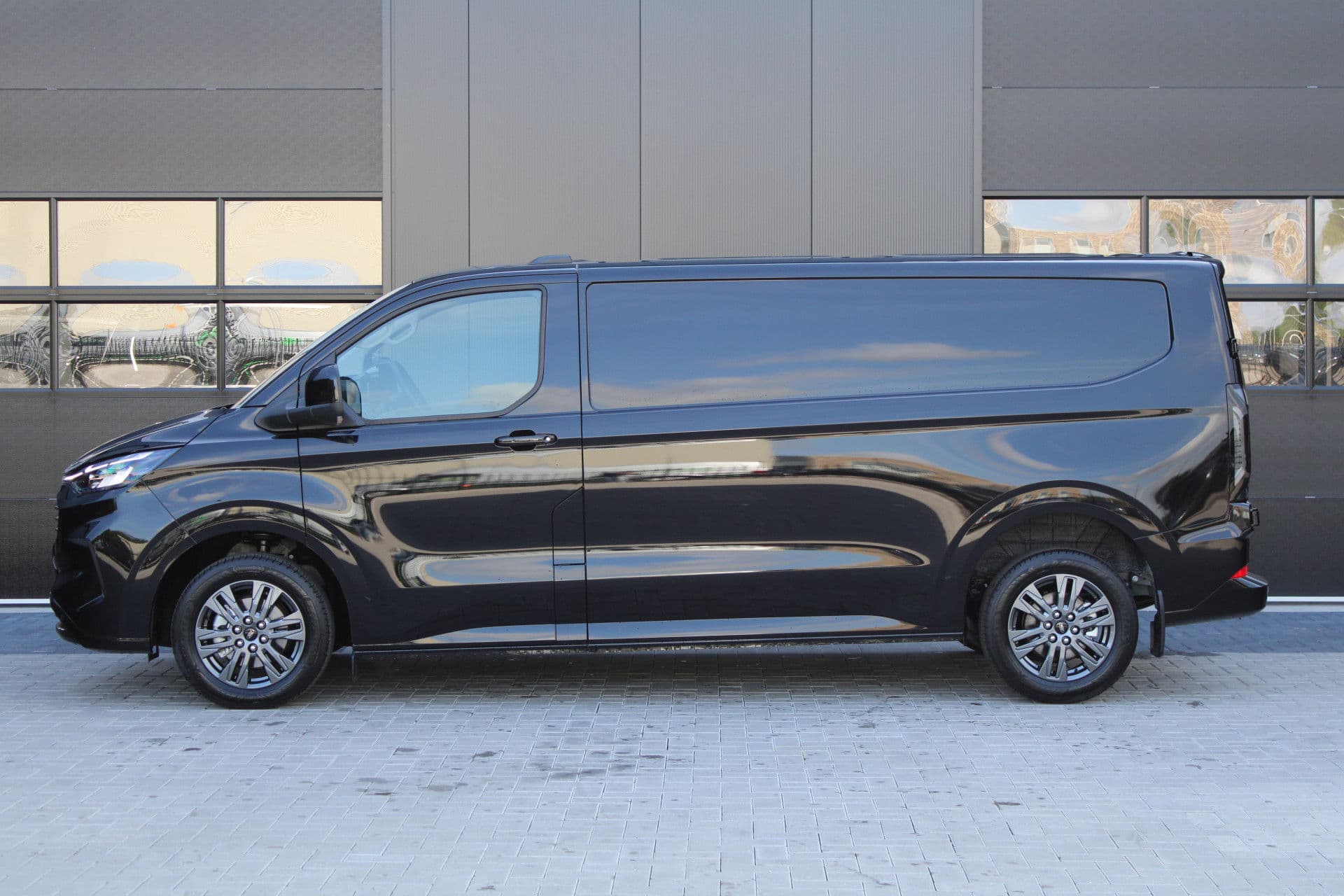 Ford Transit Custom 320 2.0 TDCI L2H1 Limited 150pk - Adaptive Cruise - Verwarmd stuur - Blind spot - Navigatie - Camera - Draadloos laden - Rijklaar thumbnail 11