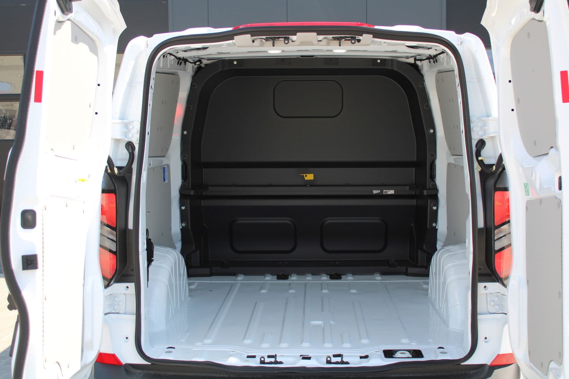 Ford Transit Custom 320 2.0 TDCI L2H1 Trend DC 136pk - Carplay - Android - Camera - Trekhaak - LED koplampen - Stoelverwarming - Draadloos laden - Rijklaar thumbnail 8