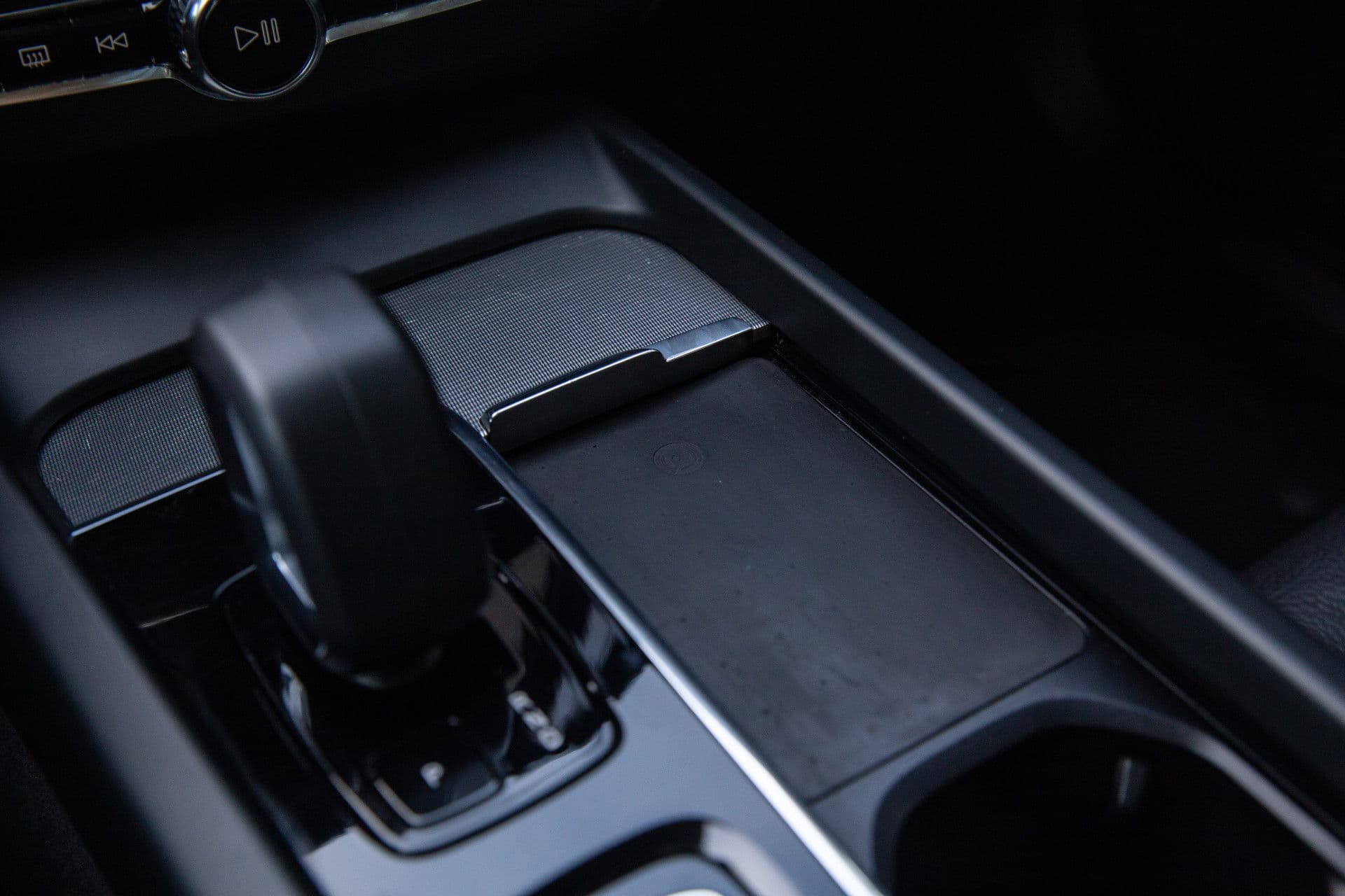 Volvo XC60 2.0 T6 Plug-in hybrid AWD Plus Dark , Panoramadak, Keyless entry, Carplay, thumbnail 14