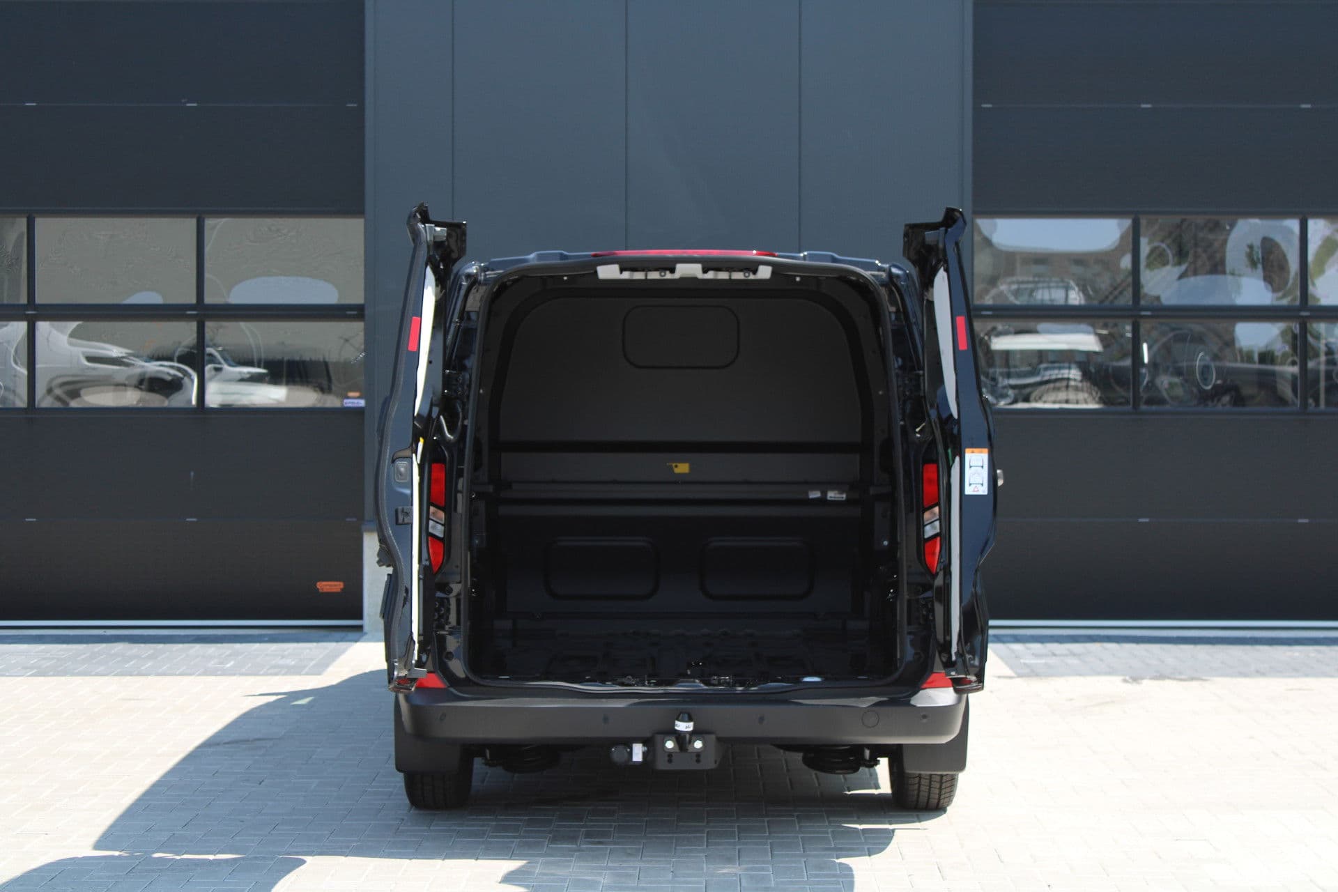 Ford Transit Custom 320 2.0 TDCI L2H1 Trend DC 136pk - Carplay - Android - Camera - Trekhaak - LED koplampen - Stoelverwarming - Draadloos laden - Rijklaar thumbnail 9