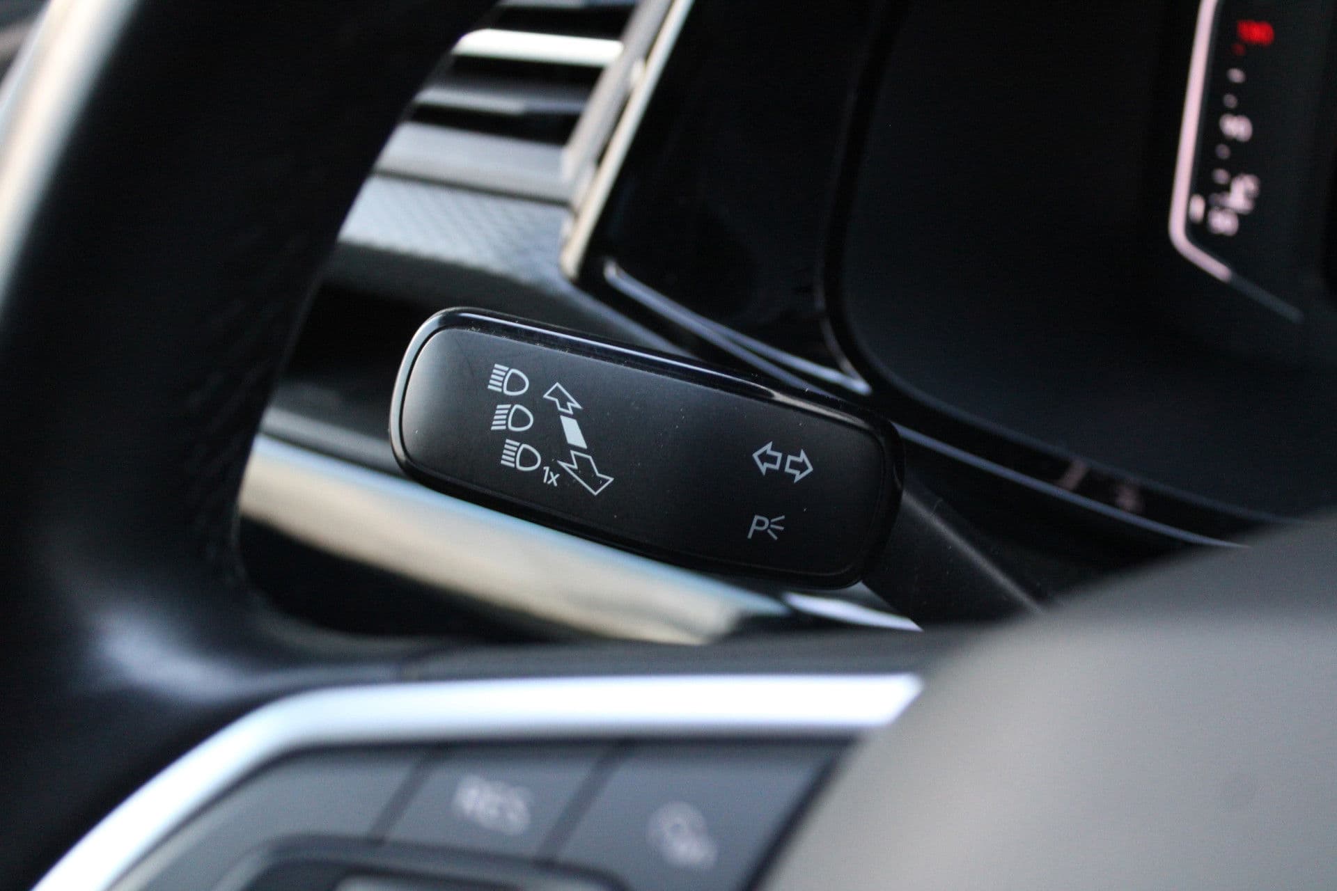 Volkswagen Transporter 2.0 TDI L2H1 28 Bulli 150pk - 20 Inch - Camera - Trekhaak - Leder - ACC - LED - Rijklaar thumbnail 29