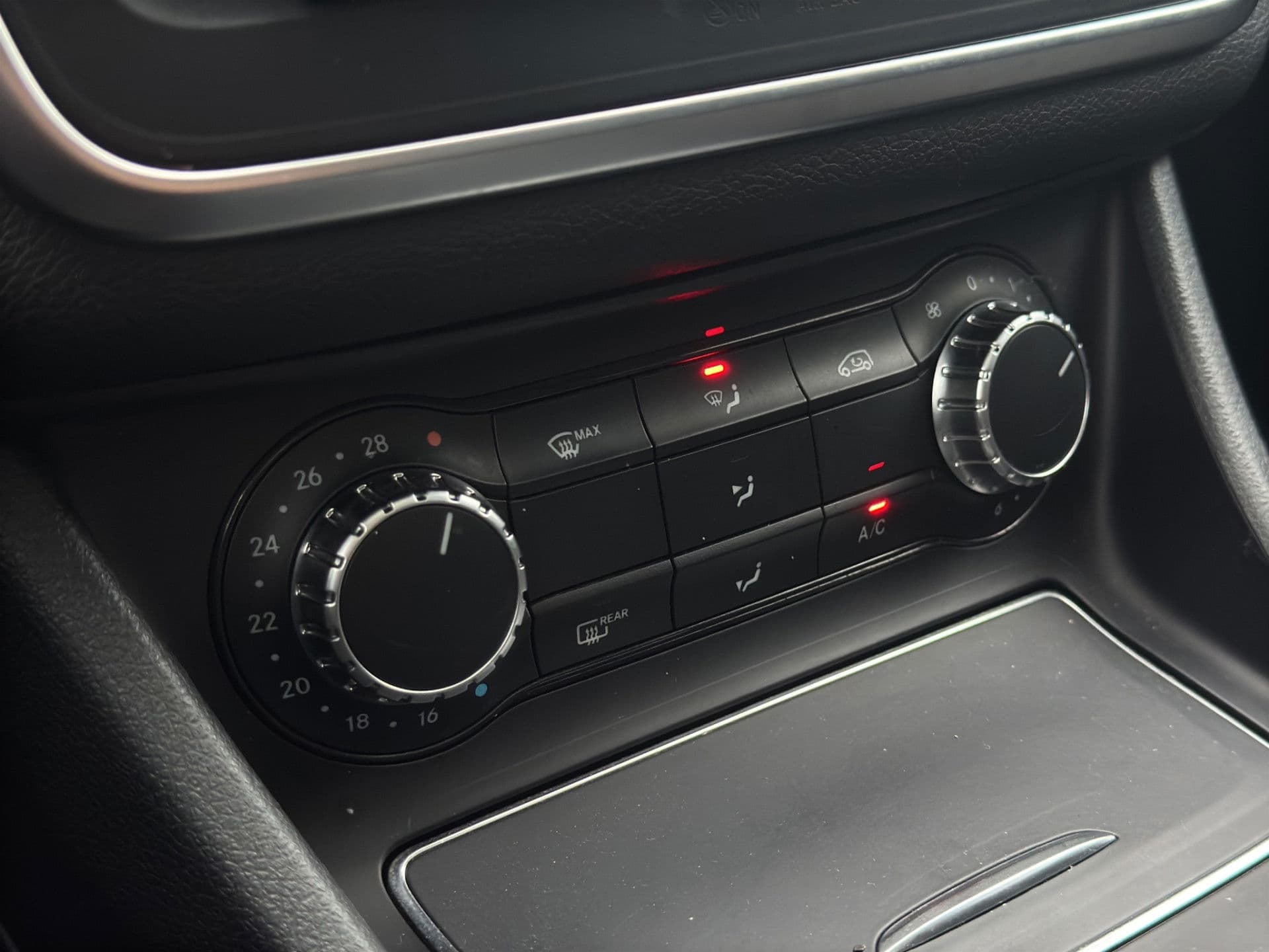 Mercedes-Benz CLA-Klasse 180 AMG | Pano | Carplay | Camera | Stoelverw thumbnail 18