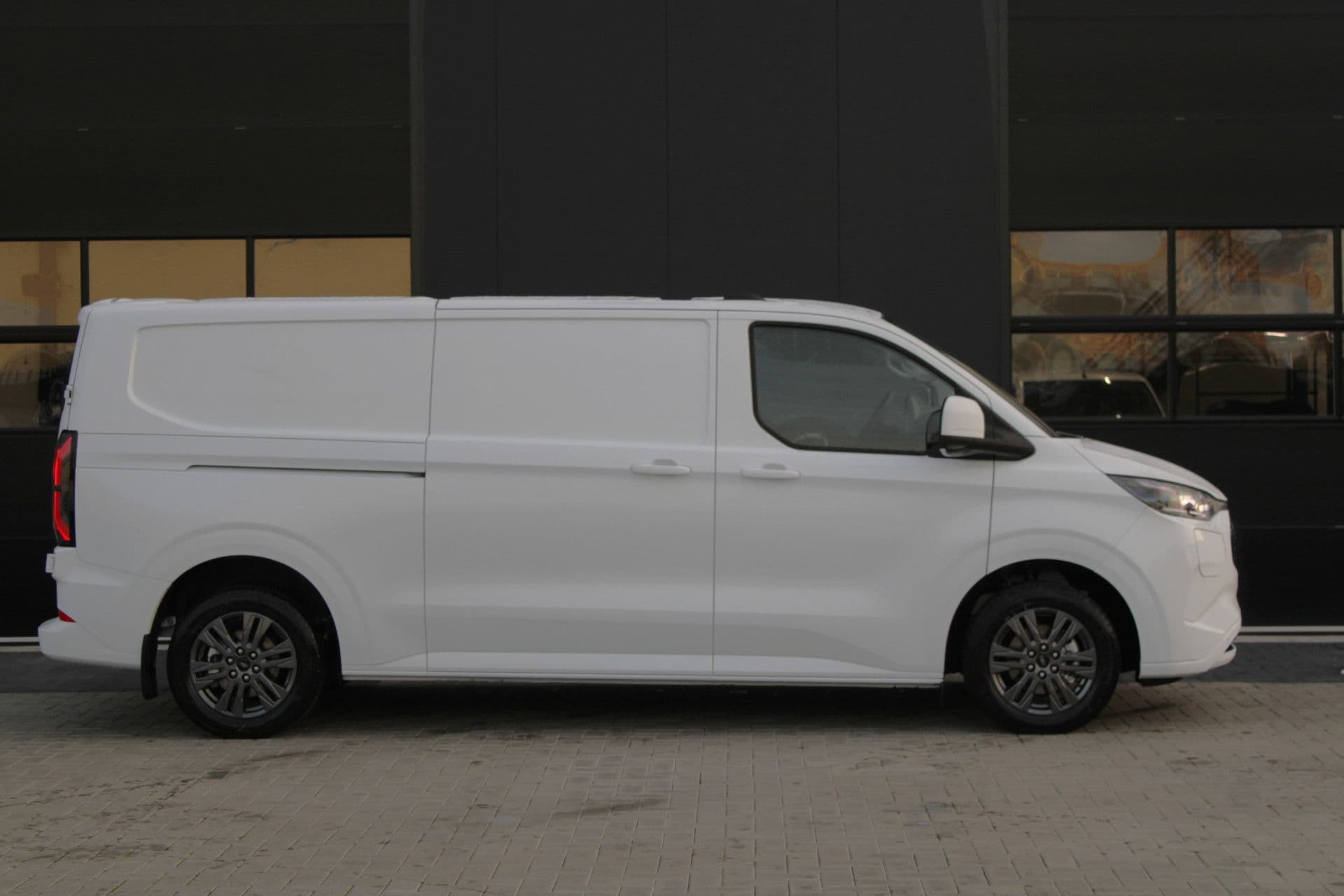 Ford E-Transit Custom 340 L2H1 Limited 65 kWh 218pk - LED - 360 Camera - B&O - ACC - Navi - Stoel/Stuurverwarming - Rijklaar thumbnail 4