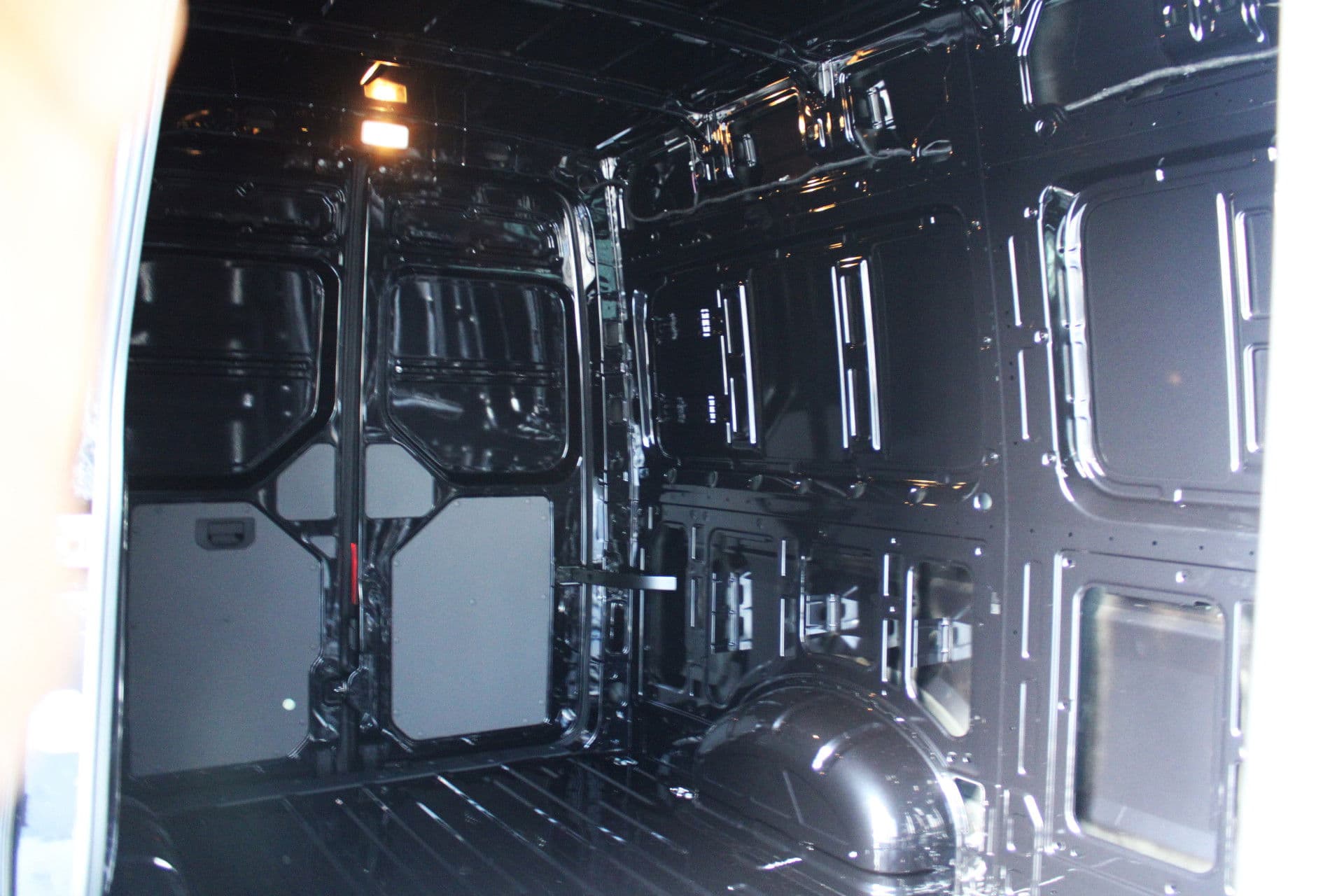 Volkswagen Crafter 35 2.0 TDI L3H3 177pk - Facelift - Navigatie - LED - Geveerde stoel - Virtual cockpit - Camera - Trekhaak - Stoelverwarming - Rijklaar thumbnail 6