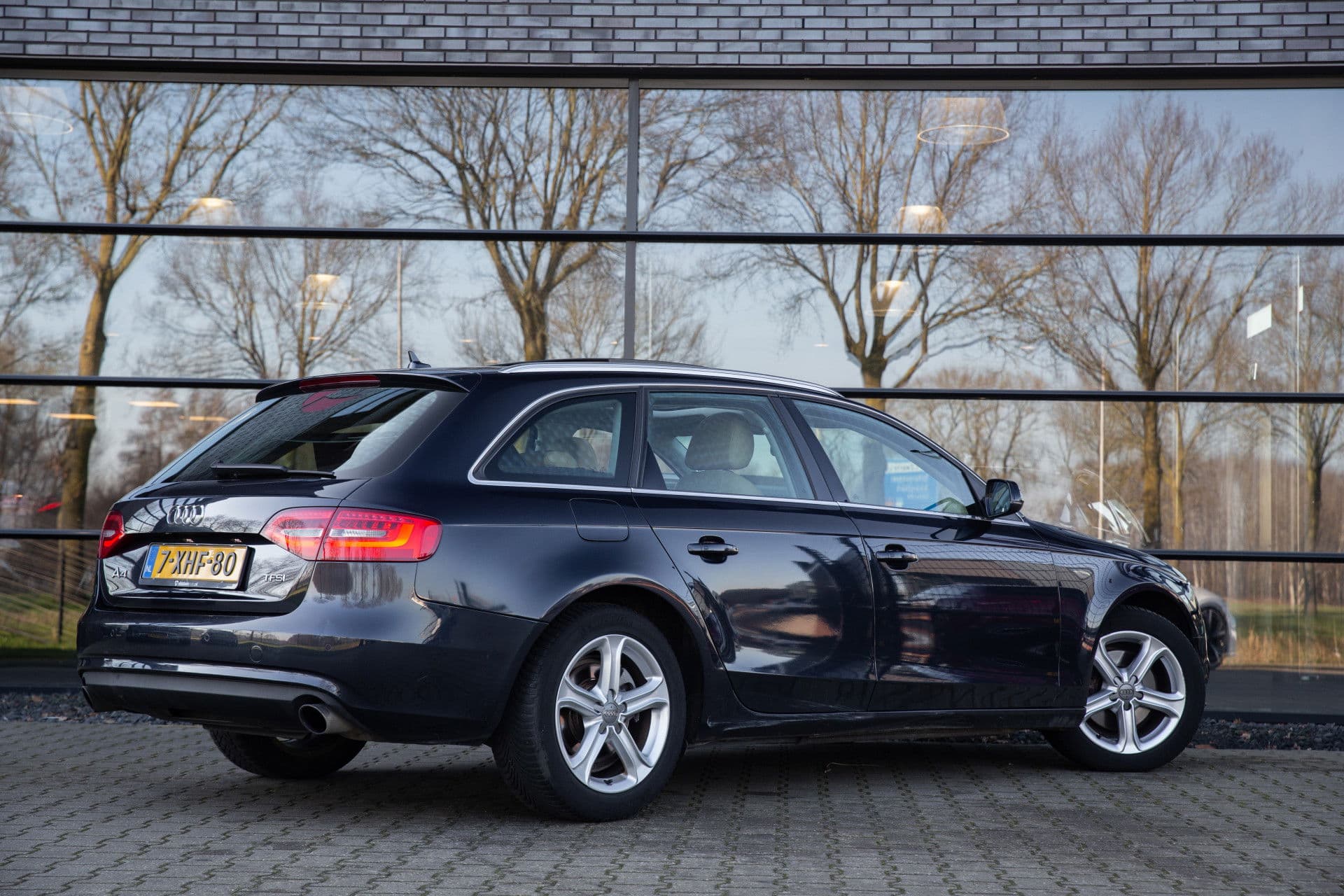 Audi A4 Avant 1.8 TFSI Business Edition , Stoelverwarming, Panoramadak, Apple Carplay, Keyless entry thumbnail 2