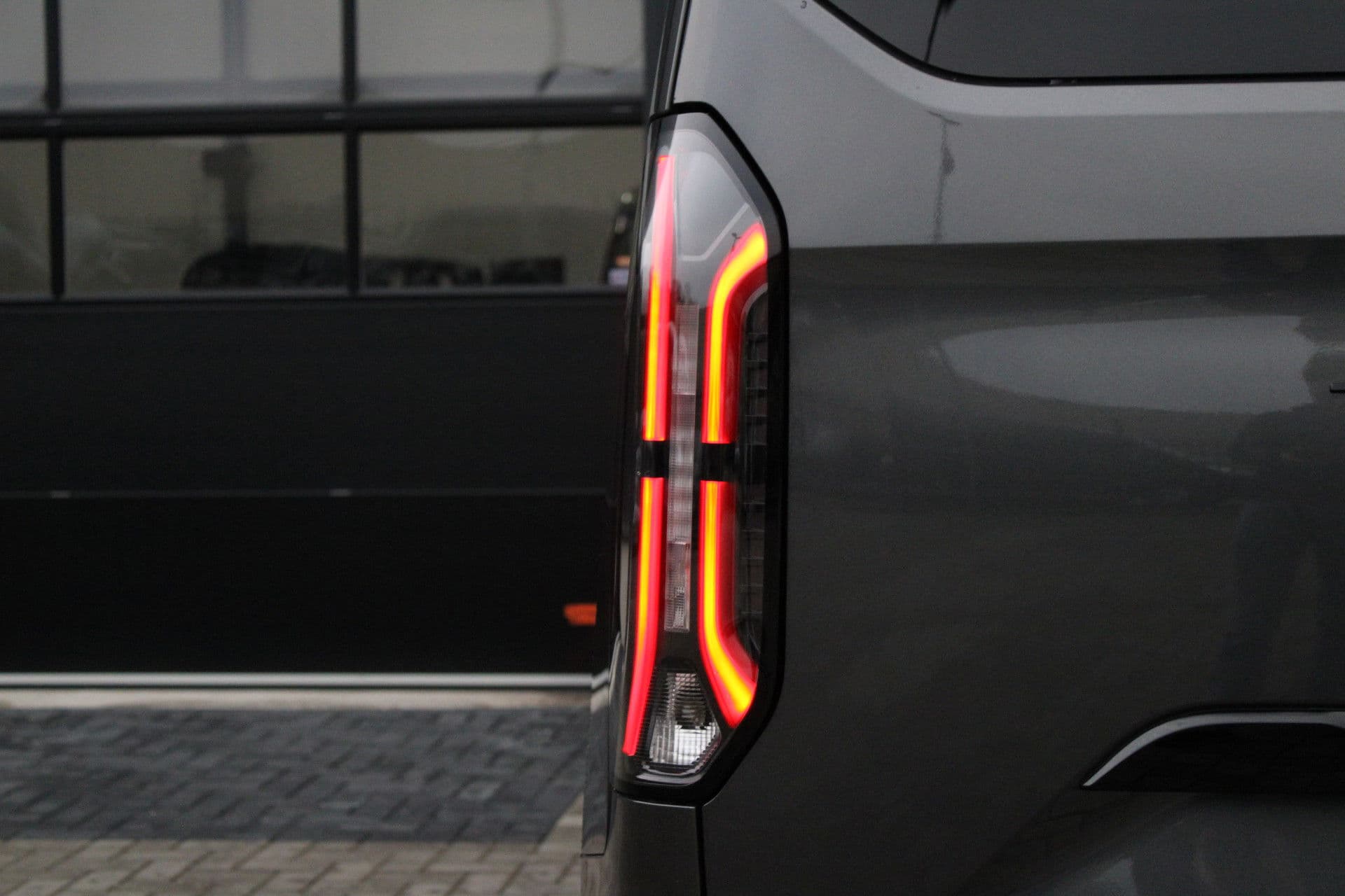 Ford Tourneo Custom 340 2.5 PHEV L2H1 Titanium X 232pk - 2x Schuif - ACC - 360 camera - Leder - Prijs excl. BTW - Rijklaar thumbnail 13