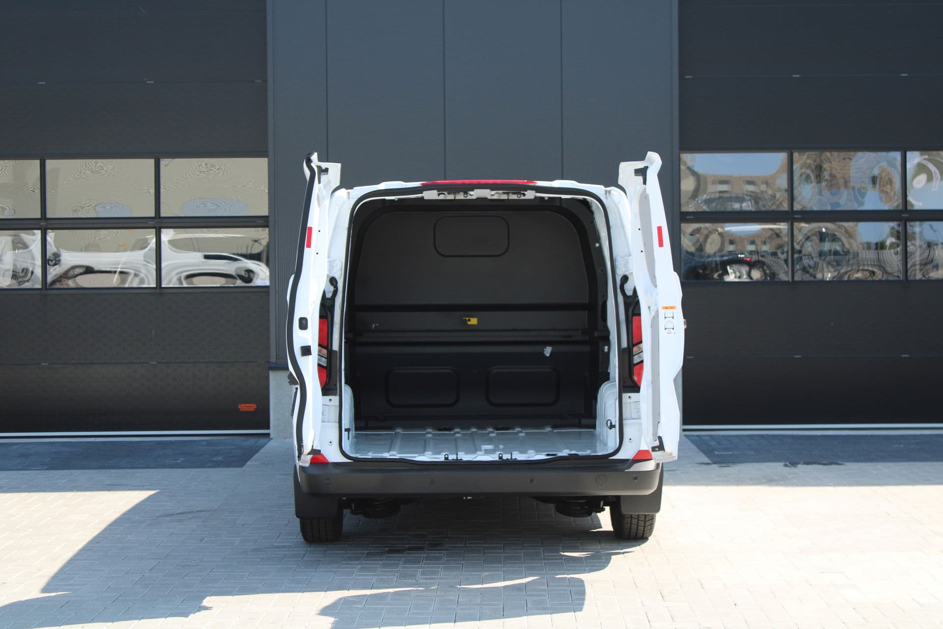 Ford Transit Custom 320 2.0 TDCI L2H1 Trend DC 136pk - Carplay - Android - Camera - Trekhaak - LED koplampen - Stoelverwarming - Draadloos laden - Rijklaar thumbnail 7