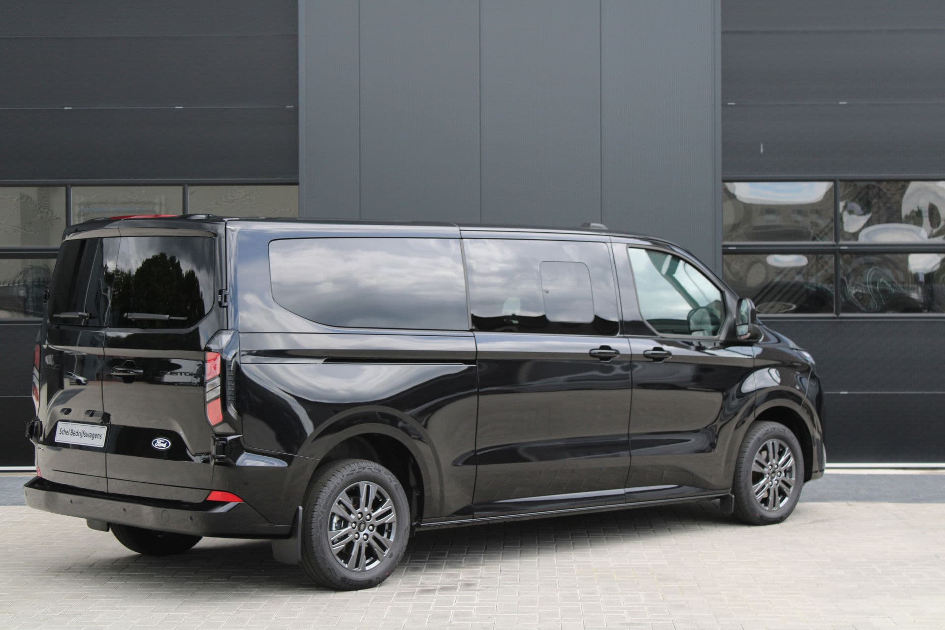 Ford Transit Custom 340 2.5 PHEV L2H1 Limited 232pk - 8 zits - Adaptive Cruise - Blind spot - Navi - Stuurverwarming - Airco achterin - Incl BPM - Rijklaar thumbnail 3