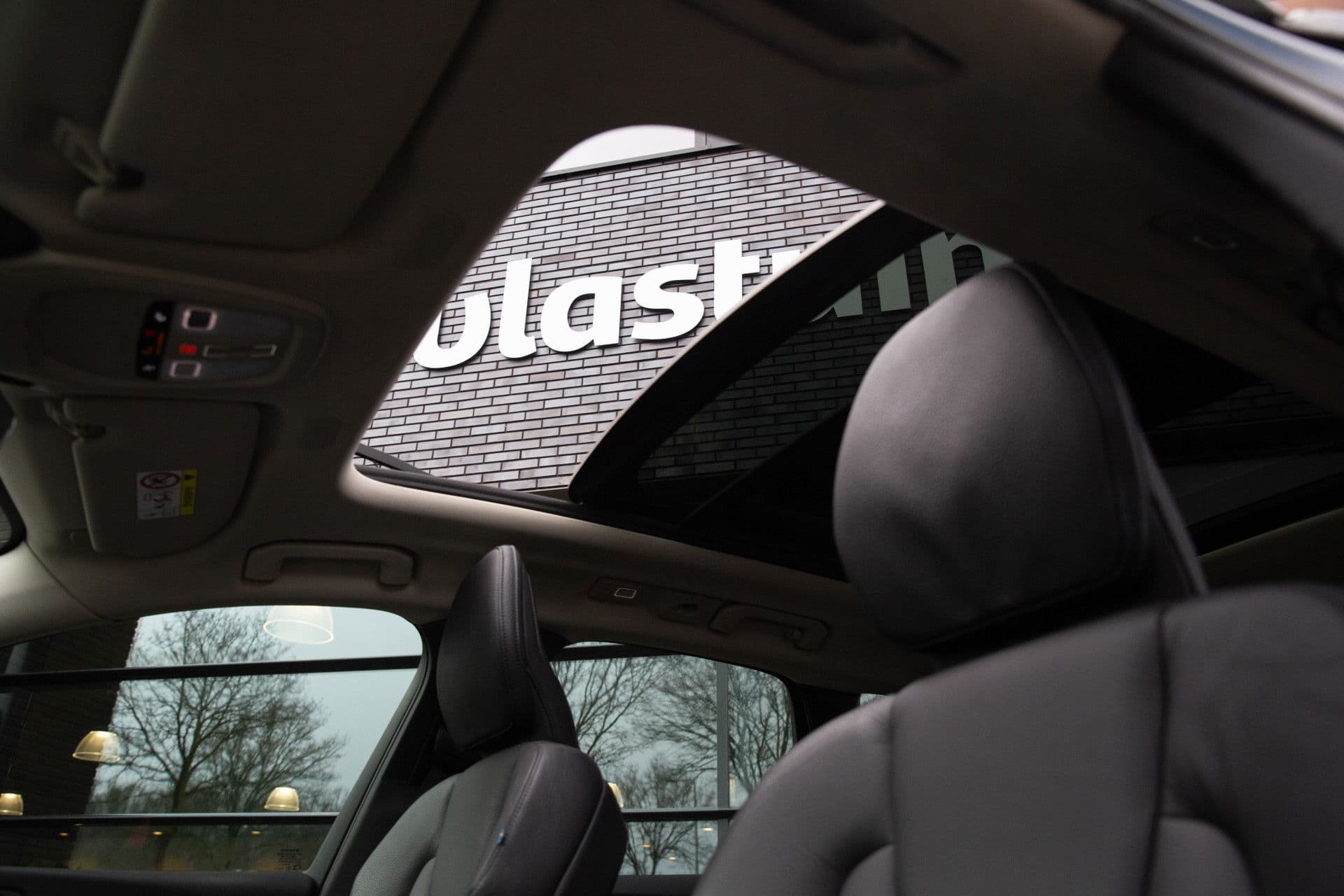 Volvo XC60 2.0 T6 Plug-in hybrid AWD Plus Dark , Panoramadak, Memory, Leer thumbnail 4