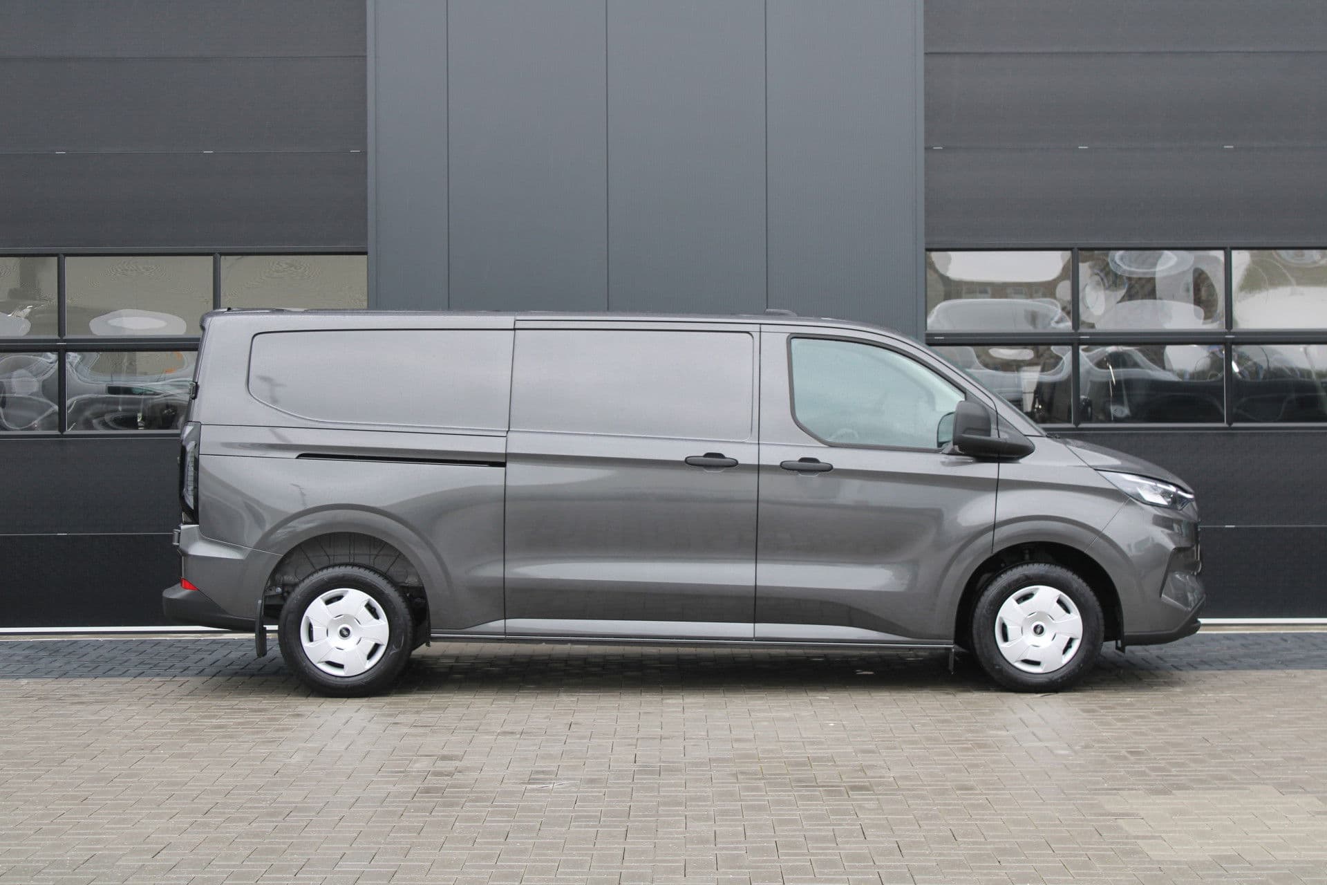 Ford Transit Custom 320 2.0 TDCI L2H1 Trend 136pk - Carplay - Android - LED koplampen - Verwarmd stuurwiel - Stoelverwarming - 70l tank - Rijklaar thumbnail 4