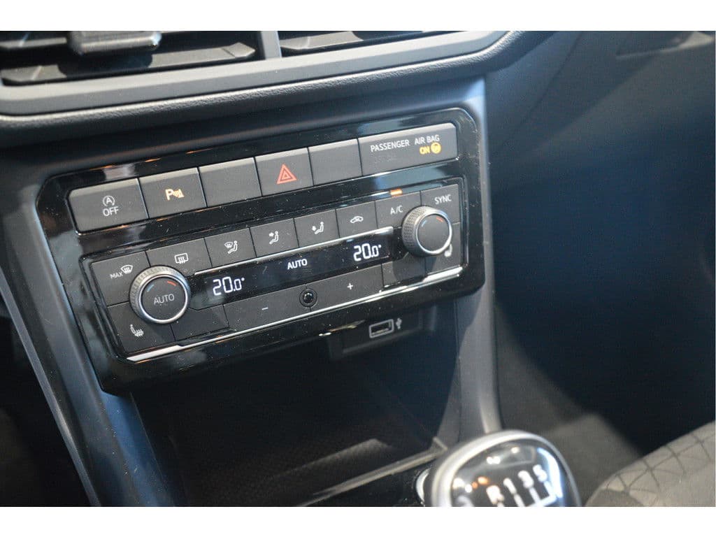 Volkswagen T-Cross 1.0 TSI Life navi clima cruise pdc trekhaak 17 inch !! thumbnail 21