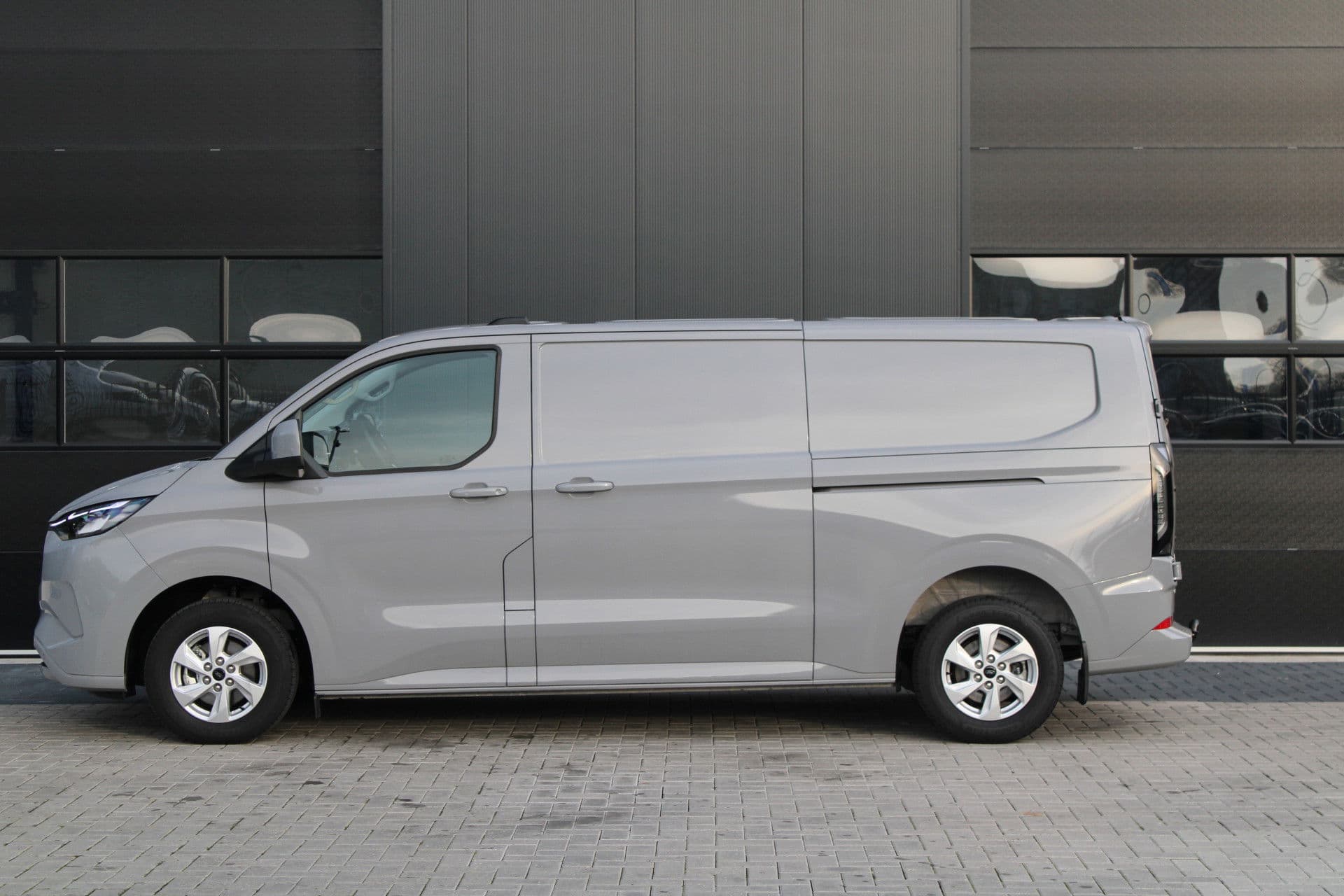 Ford Transit Custom 320 2.5 PHEV L2H1 Limited 232pk - 2x Schuifdeur - Trekhaak - Stoel/Stuurverwarming - ACC - Blindspot - Keyless - Rijklaar thumbnail 10