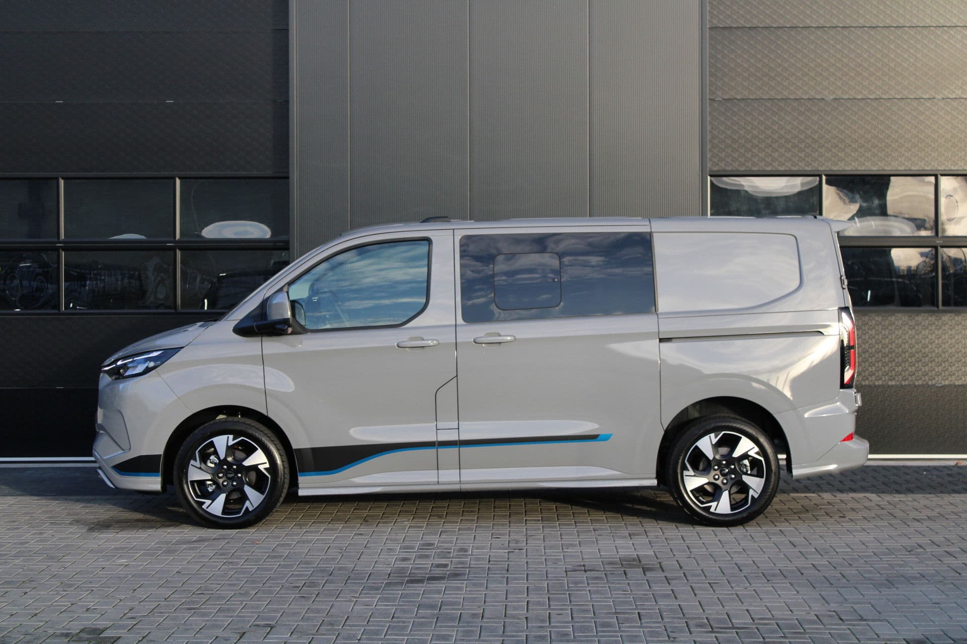 Ford Transit Custom 320 2.5 PHEV L1H1 Sport DC 232pk - 2x Schuif - 360 Camera - ACC - Keyless - Stoel/Stuurverwarming - Blindspot - Incl BPM - Rijklaar thumbnail 10