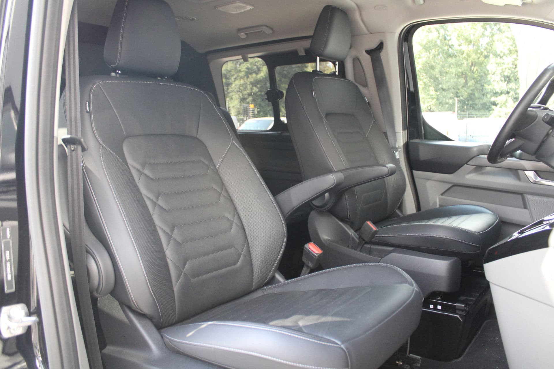 Ford Tourneo Custom 320 2.0 TDCI L2H1 Titanium X DC 170pk - Adaptive Cruise - LED - Blind Spot - Leder - Navigatie - 360 Camera - Trekhaak - Rijklaar thumbnail 47