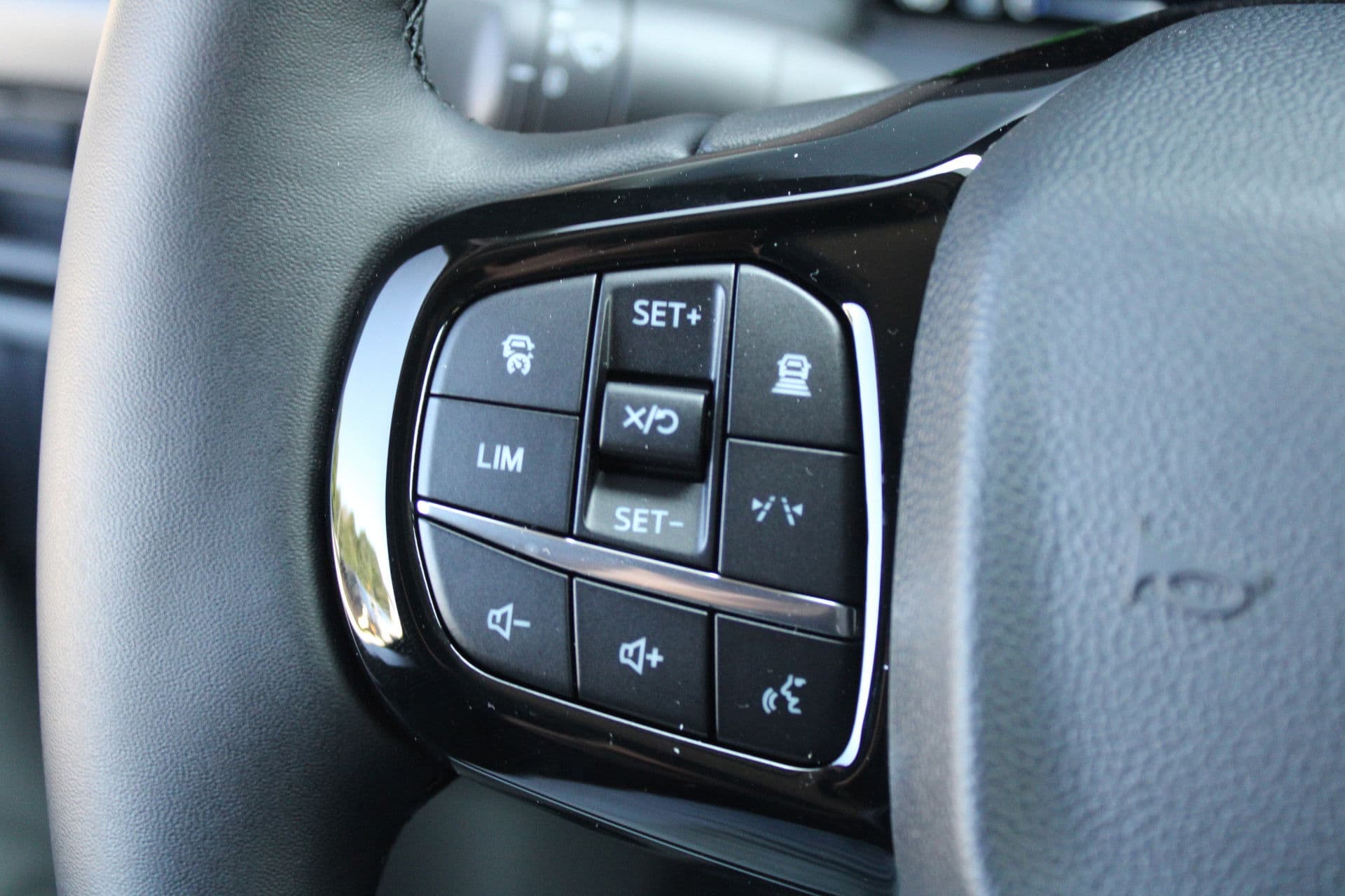 Ford Transit Custom 320 2.5 PHEV L2H1 Trend 232pk - 5 jaar GARANTIE - 2x Schuifdeur - Adaptive Cruise - Blind Spot - Navigatie - Camera - Verwarmd Stuur - Rijklaar thumbnail 16