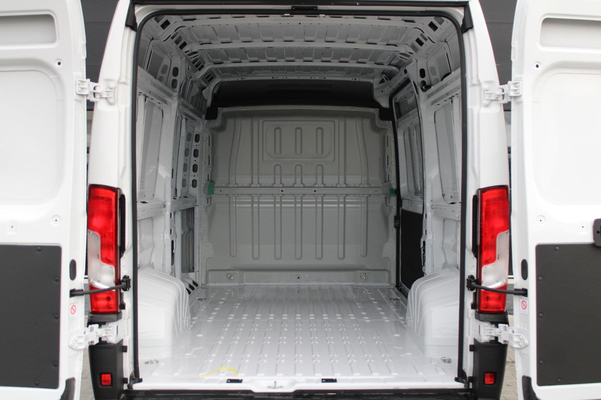 Opel Movano 33 2.2 CDTI 140pk L2H2 - Airco - Camera - Cruise - Blind Spot - 270 deuren - Rijklaar thumbnail 12