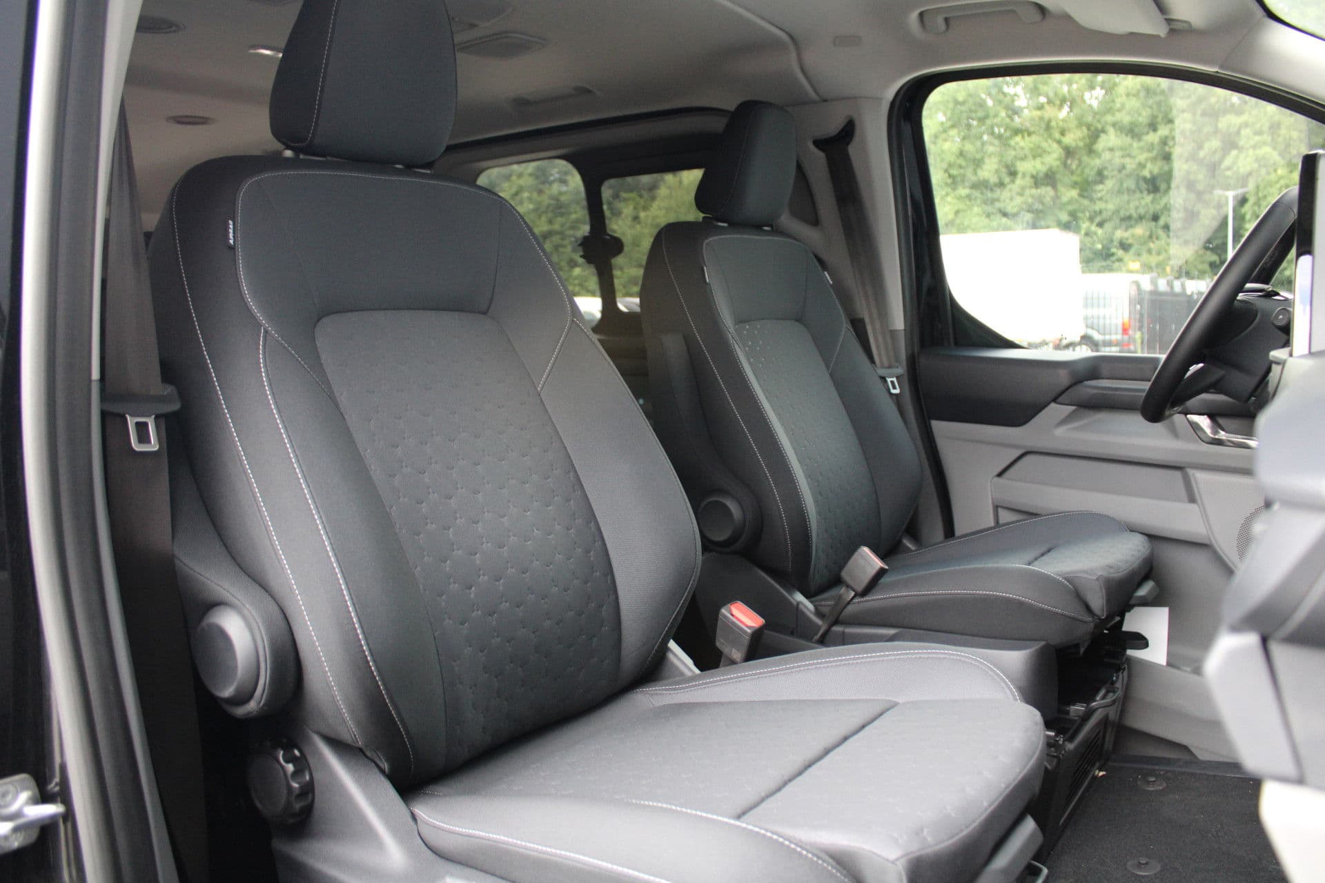 Ford Transit Custom 340 2.5 PHEV L2H1 Limited 232pk - 8 zits - Adaptive Cruise - Blind spot - Navi - Stuurverwarming - Airco achterin - Incl BPM - Rijklaar thumbnail 40