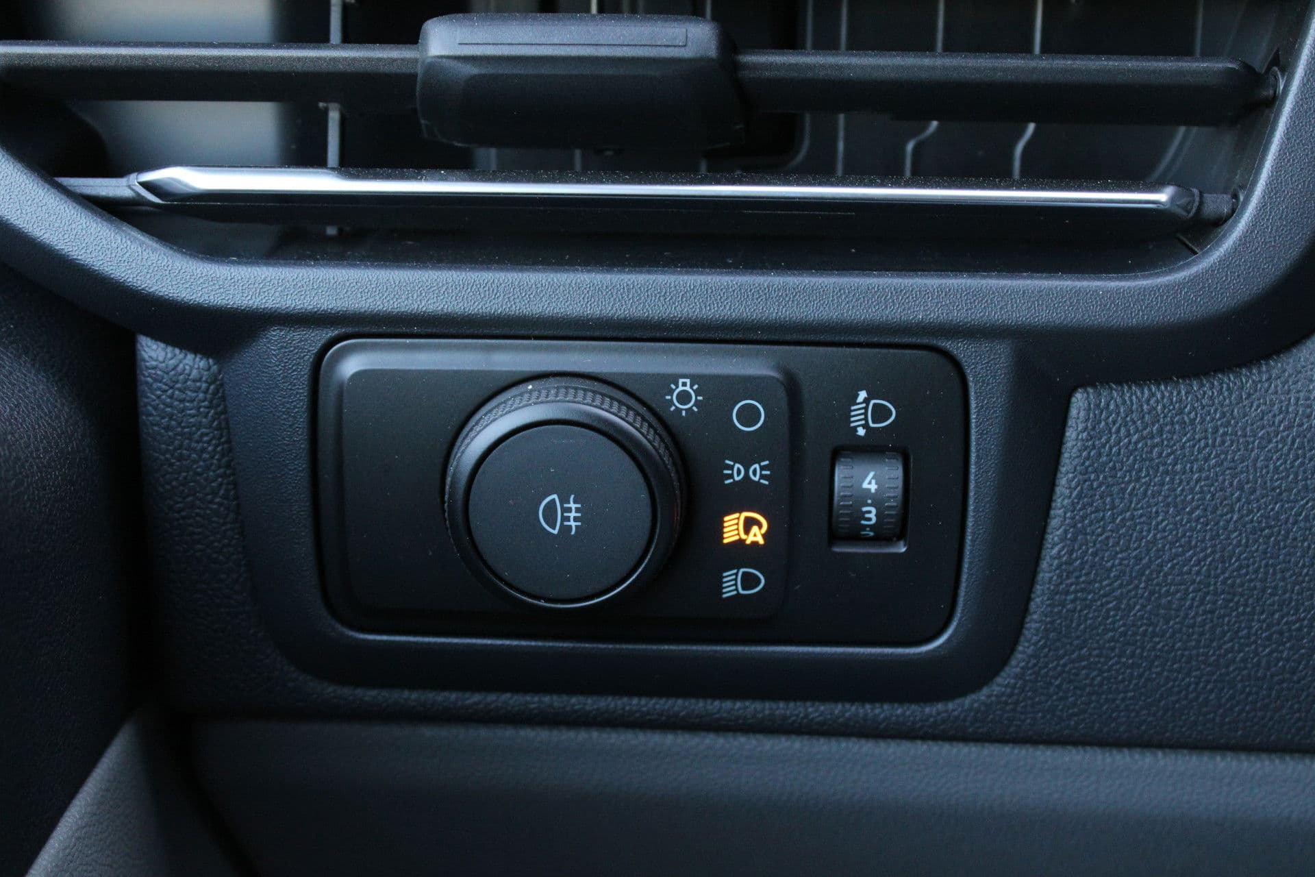 Ford Transit Custom 320 2.0 TDCI L2H1 Limited 170pk - 1+1 Stoelopstelling - 2x Schuifdeur - Adaptive Cruise - Verwarmd stuur - Blind spot - Navigatie - Camera - Draadloos laden - Rijklaar thumbnail 17