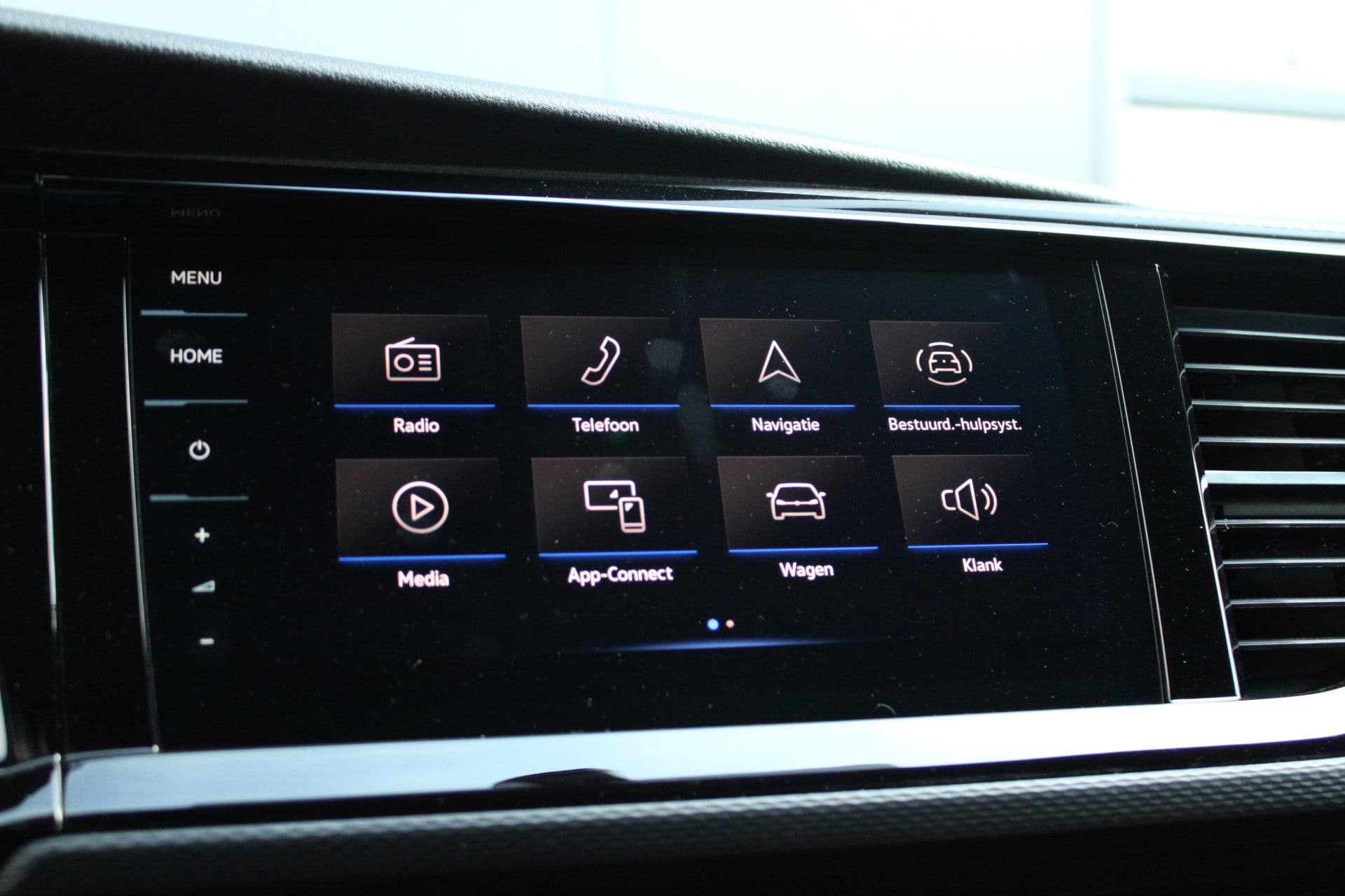 Volkswagen Transporter 2.0 TDI L2H1 28 Bulli 150pk - 20 Inch - Camera - Trekhaak - Leder - ACC - LED - Rijklaar thumbnail 32