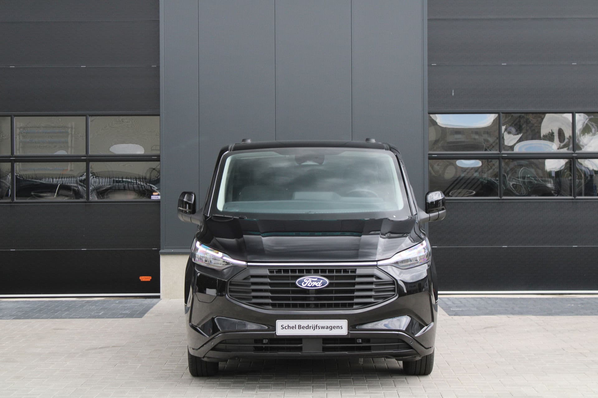 Ford Transit Custom 340 2.5 PHEV L2H1 Limited 232pk - 8 zits - Adaptive Cruise - Blind spot - Navi - Stuurverwarming - Airco achterin - Incl BPM - Rijklaar thumbnail 28