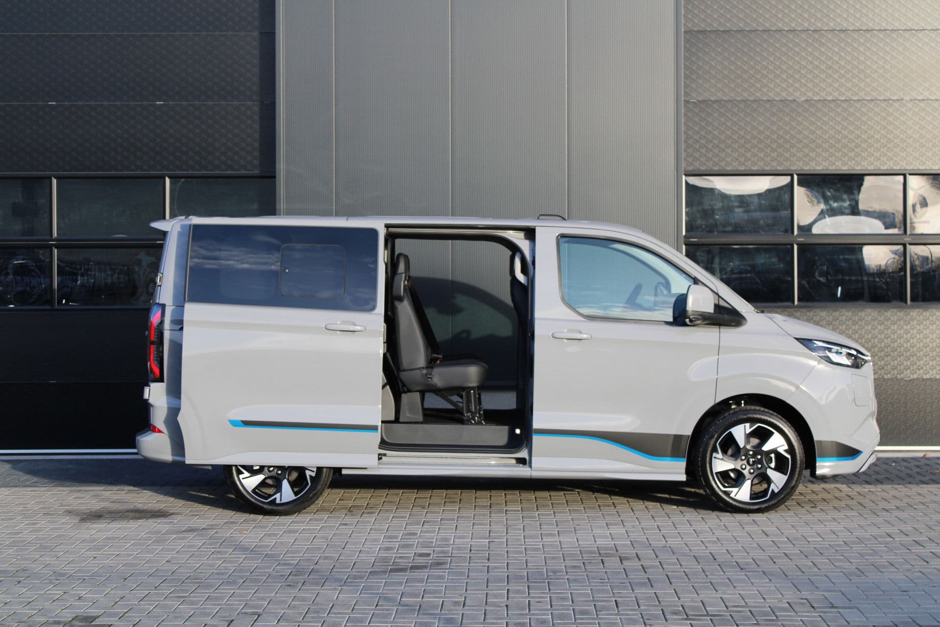 Ford Transit Custom 320 2.5 PHEV L1H1 Sport DC 232pk - 2x Schuif - 360 Camera - ACC - Keyless - Stoel/Stuurverwarming - Blindspot - Incl BPM - Rijklaar thumbnail 5