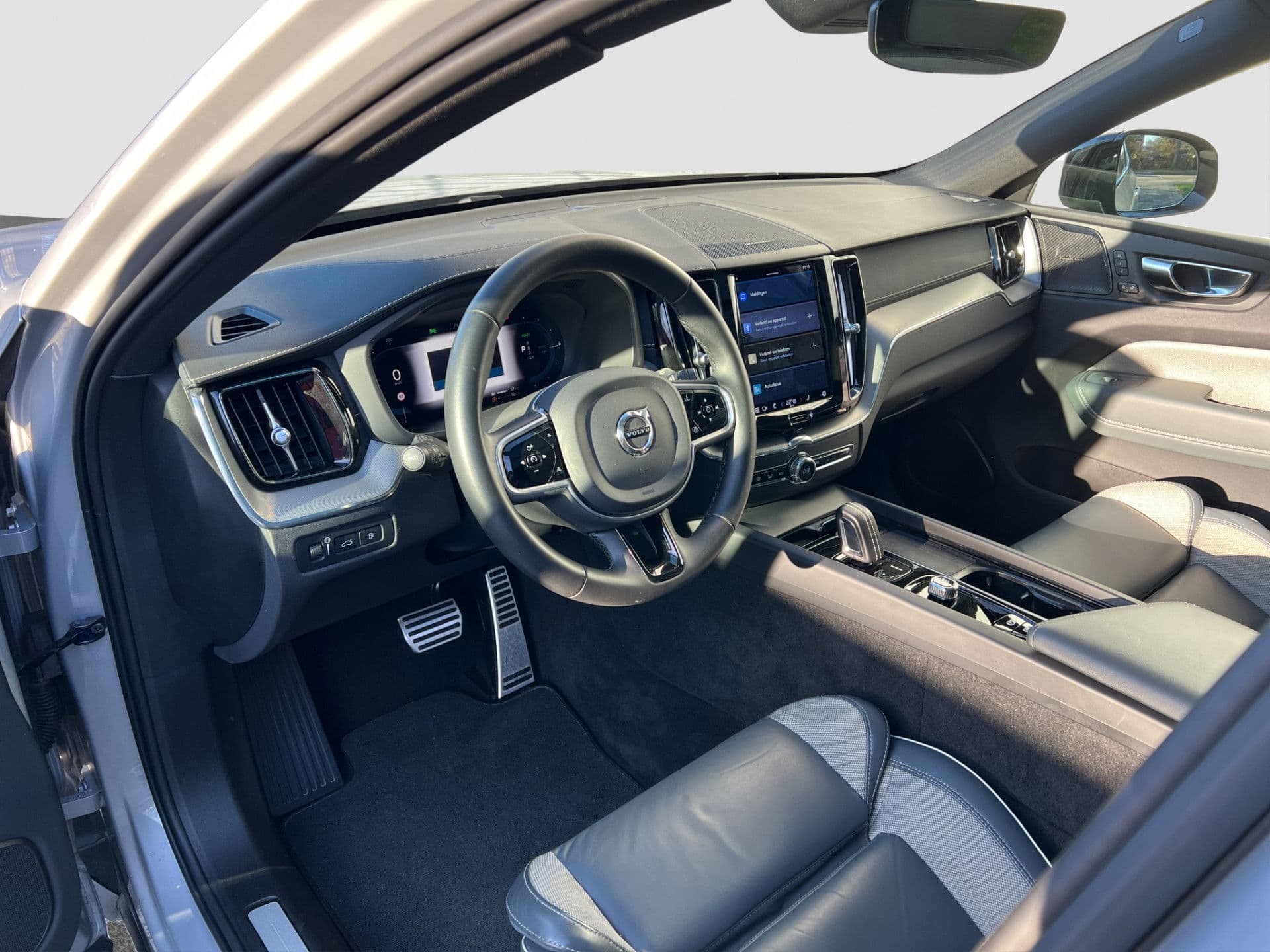 Volvo XC60 2.0 Recharge T8 AWD R-Design | Pano | Trekhaak | H&K | Adaptive | thumbnail 2