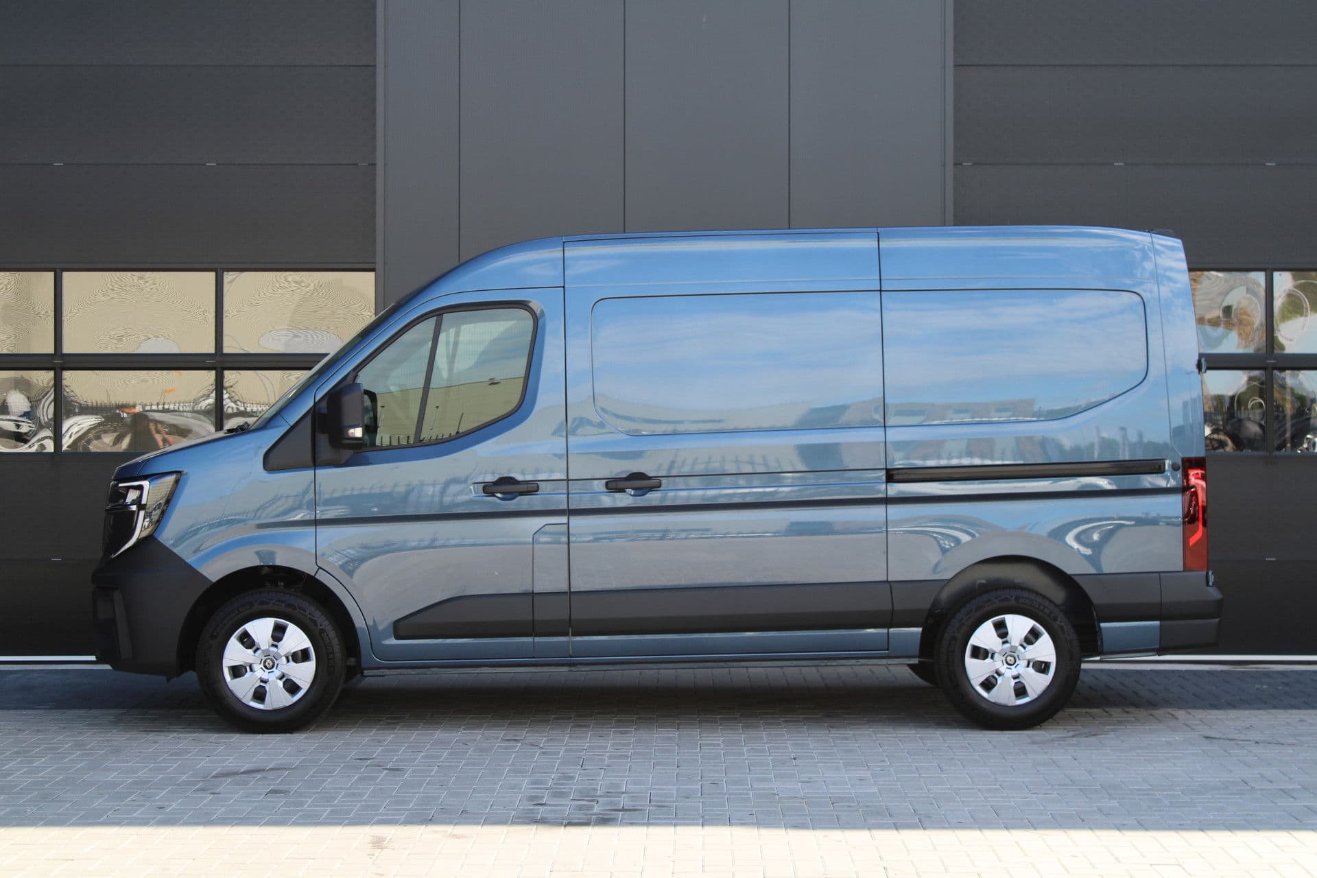 Renault Master T35 2.0 dCi 170pk L2H2 Extra - 2x Schuifdeur - Navigatie - Blind Spot - Camera - Stoelverwarming - Verwarmde voorruit - Rijklaar thumbnail 35