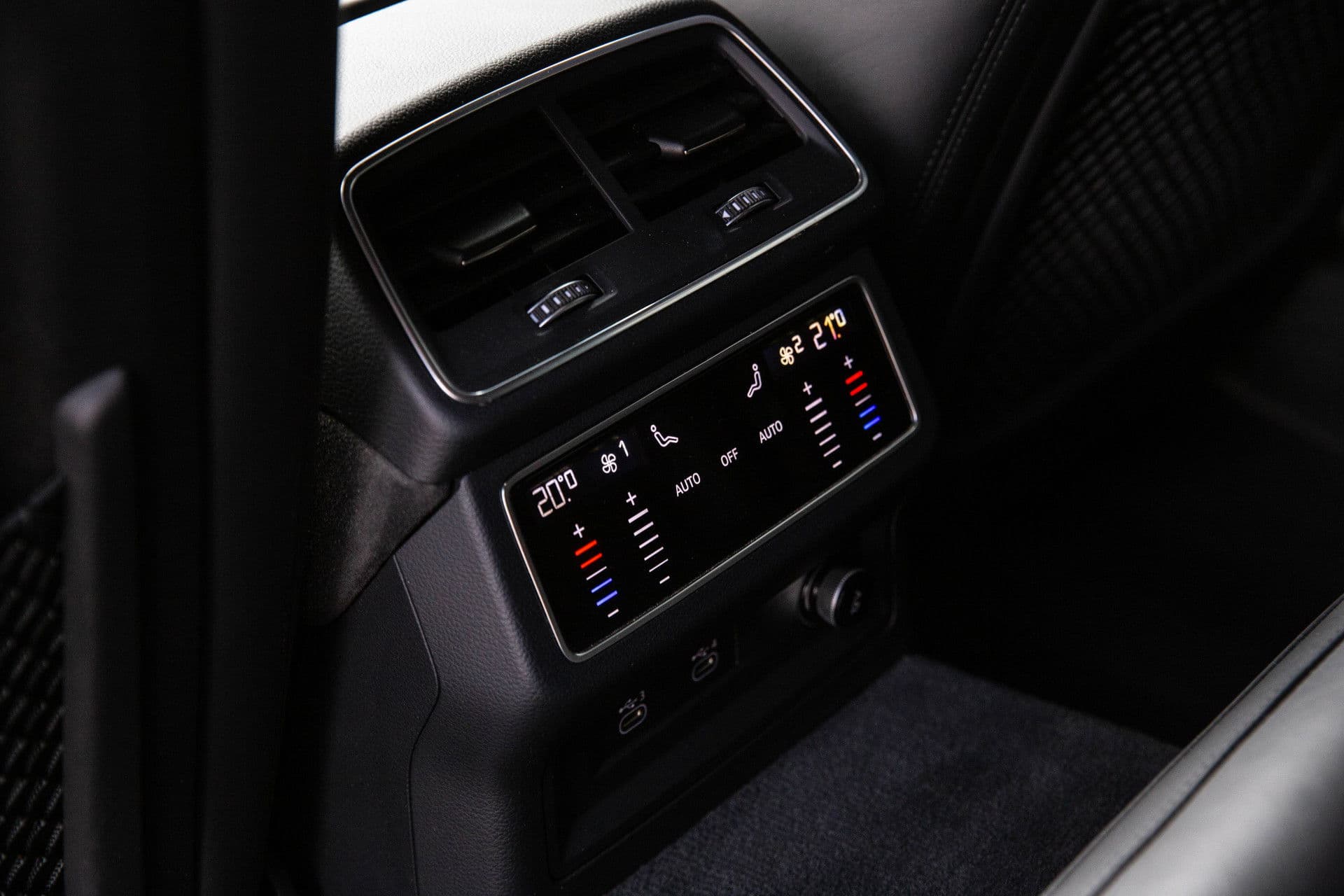 Audi RS6 Avant 4.0 TFSI Quattro , B&O Advanced, Nachtzicht, 4-wielsturing, Head-up display, Trekhaak, Laser thumbnail 41