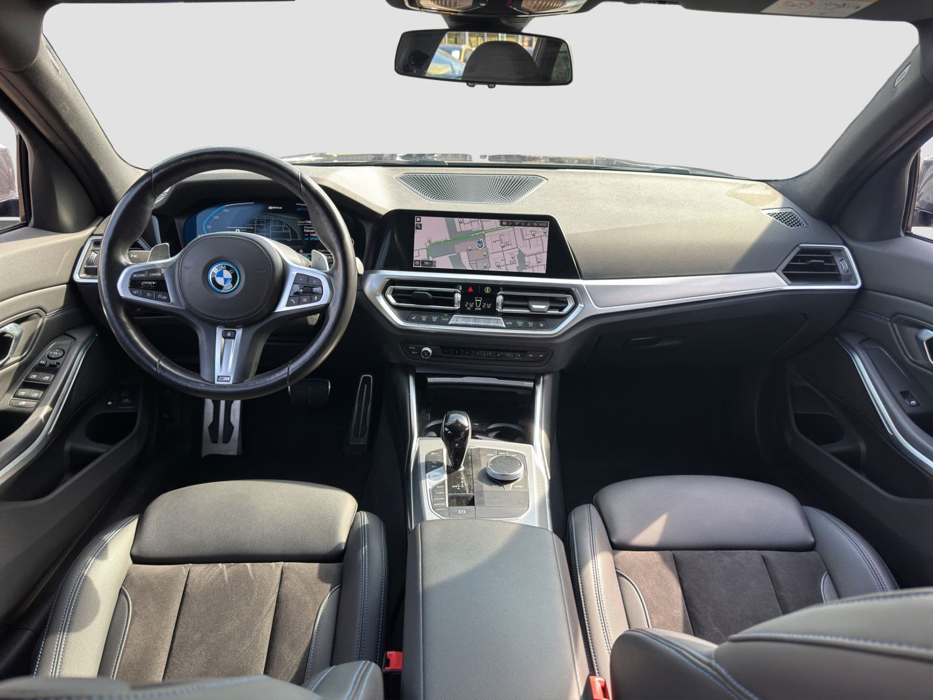 BMW 3 Serie Touring 320e High Executive M-Sport | Head-Up | 19'' | Laser LED | Half leder thumbnail 18