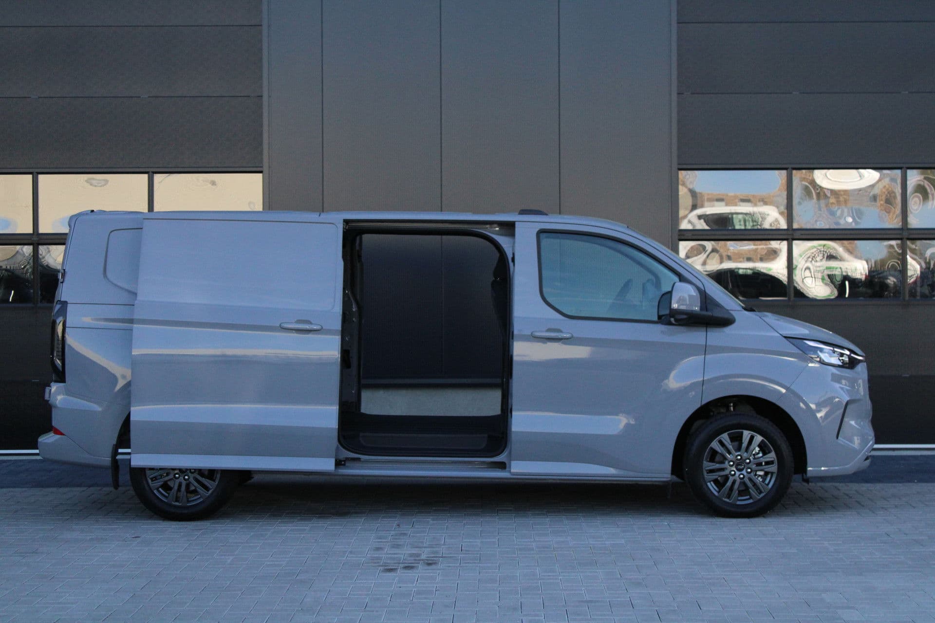 Ford Transit Custom 320 2.0 TDCI L2H1 Limited 170pk - 1+1 Stoelopstelling - 2x Schuifdeur - Adaptive Cruise - Verwarmd stuur - Blind spot - Navigatie - Camera - Draadloos laden - Rijklaar thumbnail 5
