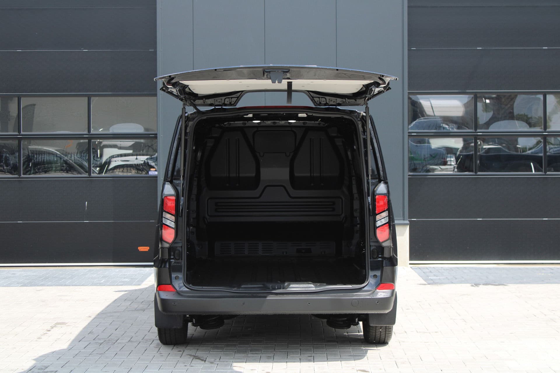 Ford Transit Custom 320 2.0 TDCI L2H1 Trend 170pk - Achterklep - Carplay - Android - LED koplampen - Stoelverwarming - 70l tank - Rijklaar thumbnail 8