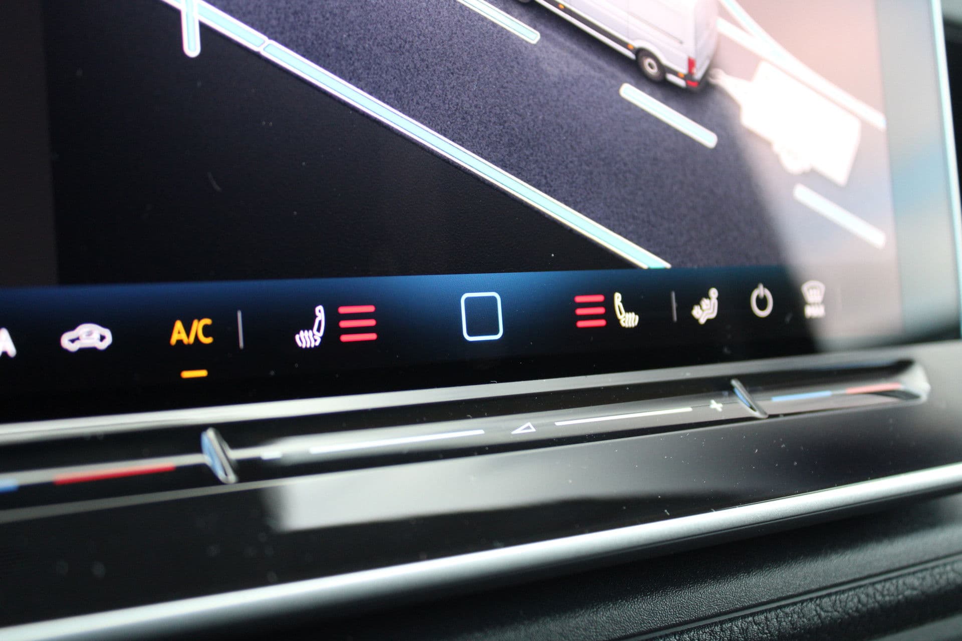 Volkswagen Crafter 35 2.0 TDI L3H3 177pk - Facelift - Navigatie - LED - Geveerde stoel - Virtual cockpit - Camera - Trekhaak - Stoelverwarming - Rijklaar thumbnail 27