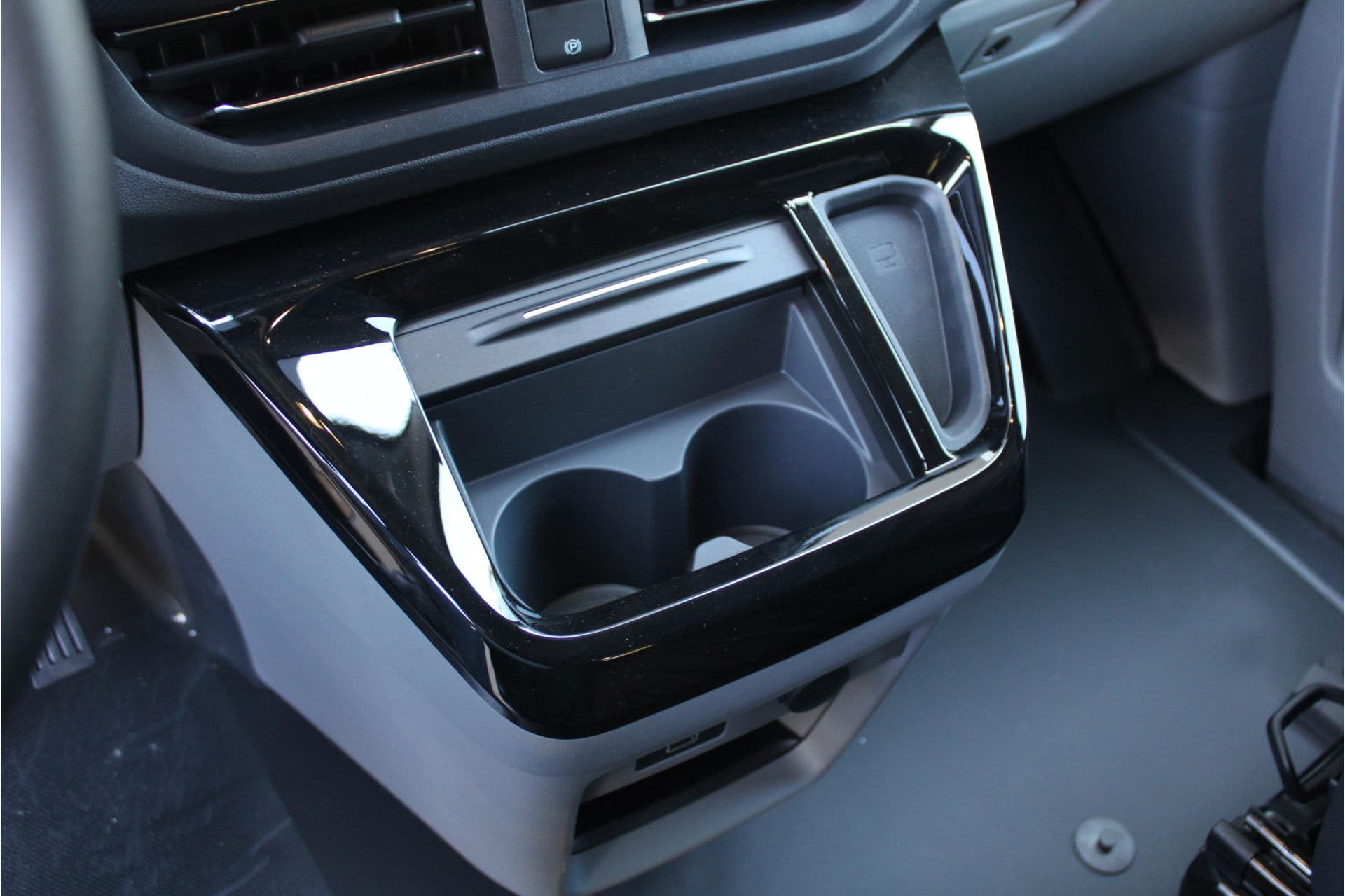 Ford Transit Custom 320 2.0 TDCI L2H1 Limited 170pk - 1+1 Stoelopstelling - 2x Schuifdeur - Adaptive Cruise - Verwarmd stuur - Blind spot - Navigatie - Camera - Draadloos laden - Rijklaar thumbnail 8