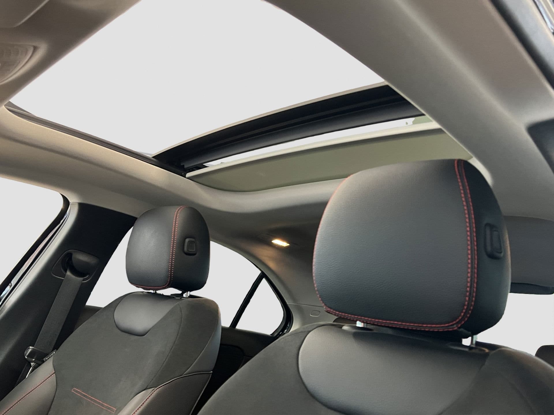 Mercedes-Benz A-Klasse 250 e AMG Premium Plus | Pano | NAP | Sfeerverl | Burmester | Camera | Stoelverw | thumbnail 3