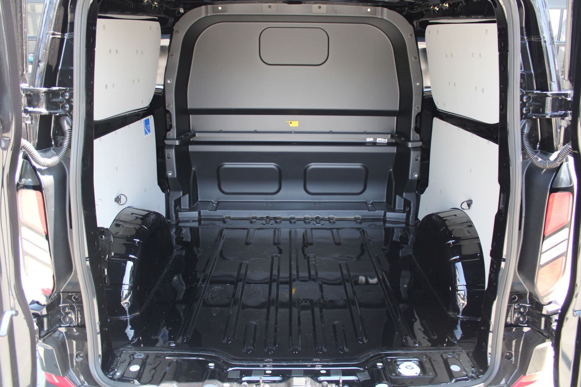 Ford Transit Custom 320 2.0 TDCI L2H1 Trend DC 136pk - Carplay - Android - Camera - Trekhaak - LED koplampen - Stoelverwarming - Draadloos laden - Rijklaar thumbnail 12