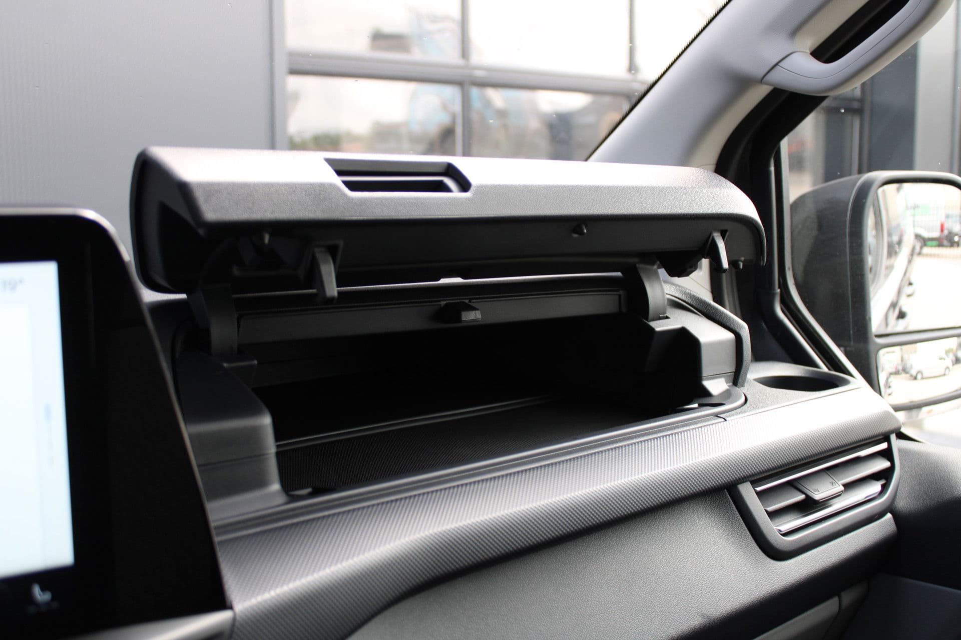 Ford Transit Custom 320 2.0 TDCI L2H1 Limited 150pk - Adaptive Cruise - Verwarmd stuur - Blind spot - Navigatie - Camera - Draadloos laden - Rijklaar thumbnail 33