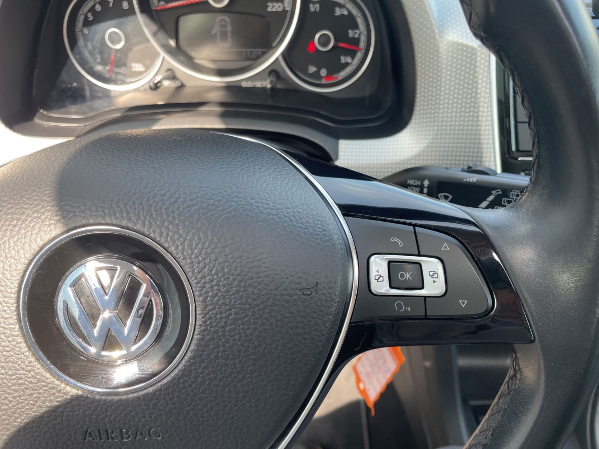 Volkswagen Up! 1.0 BMT high up! | Pano | Cruise | Camera | Leder thumbnail 11