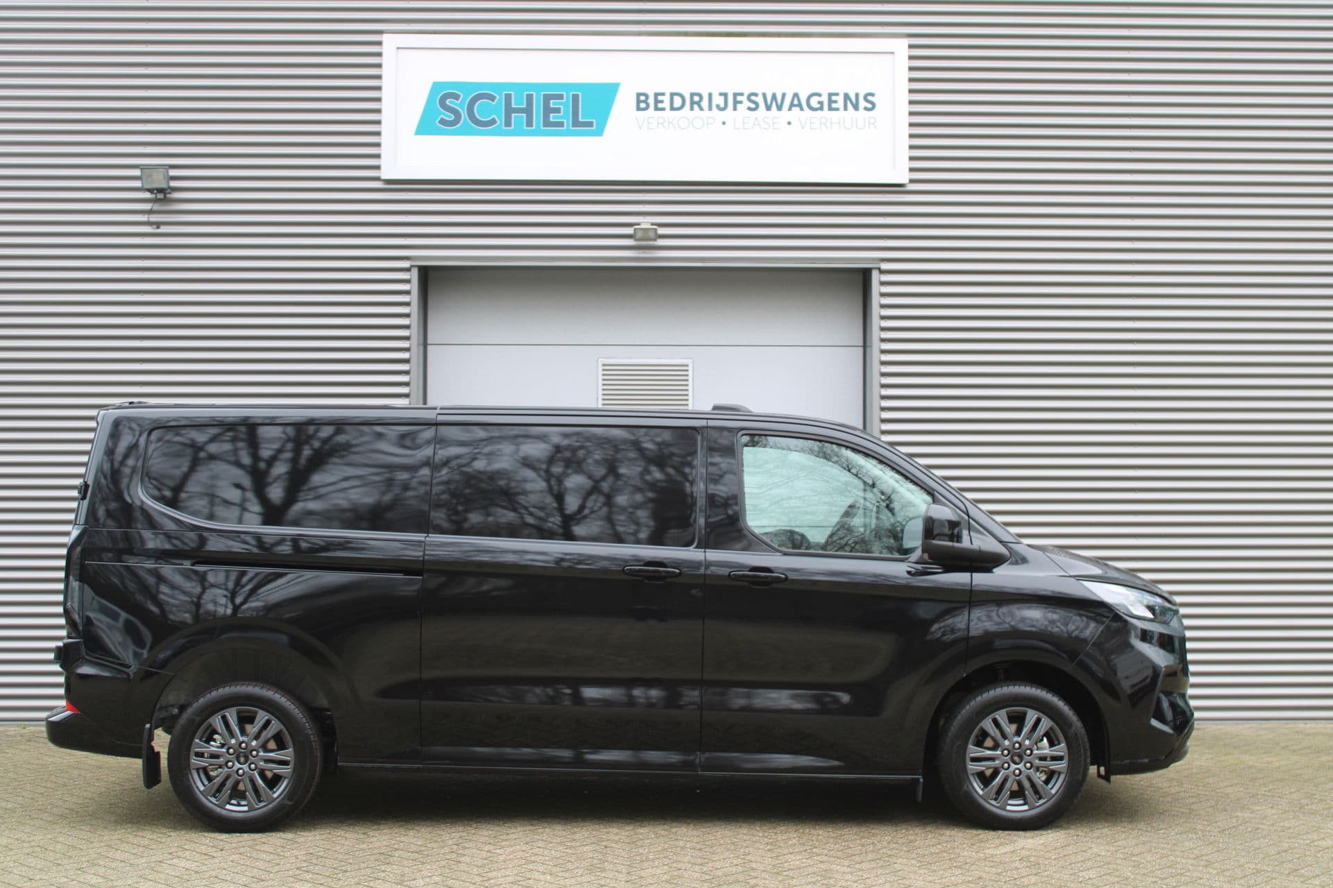 Ford Transit Custom 320 2.0 TDCI L2H1 Limited 170pk - 1+1 Stoelopstelling - 2x Schuifdeur - Adaptive Cruise - Verwarmd stuur - Blind spot - Navigatie - Camera - Draadloos laden - Rijklaar thumbnail 4