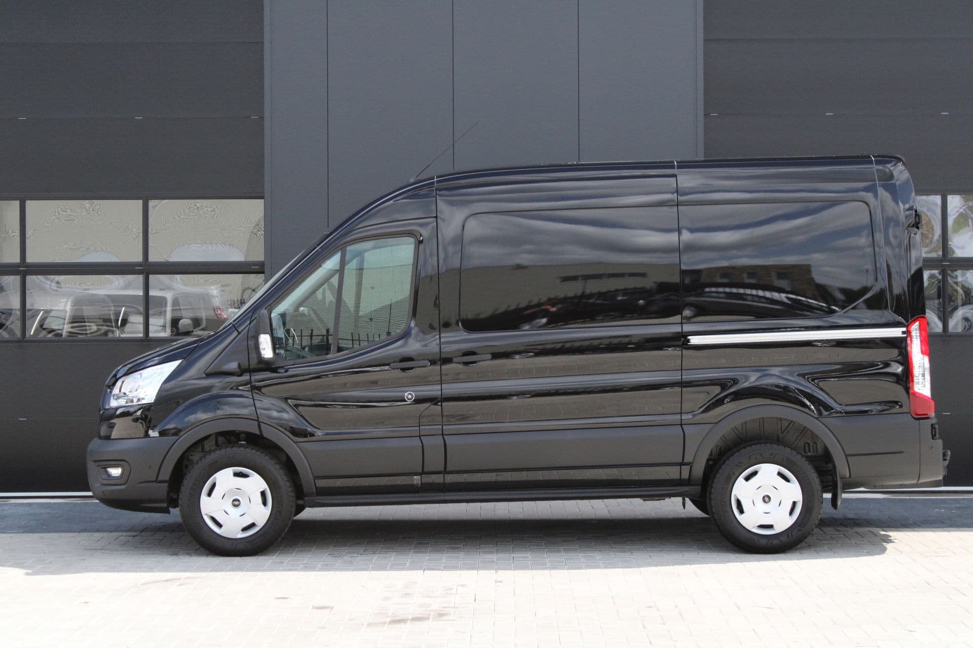 Ford Transit 350 2.0 TDCI L2H2 Trend 165pk - Facelift - 2x Schuifdeur - Adaptive Cruise - Navigatie - Blind Spot - 360 Camera - Stoel - Stuurverwarming - Rijklaar thumbnail 9