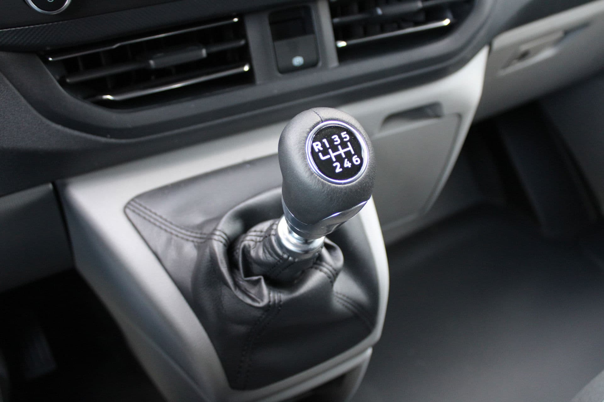 Ford Transit Custom 320 2.0 TDCI L2H1 Limited 150pk - Adaptive Cruise - Verwarmd stuur - Blind spot - Navigatie - Camera - Draadloos laden - Rijklaar thumbnail 35