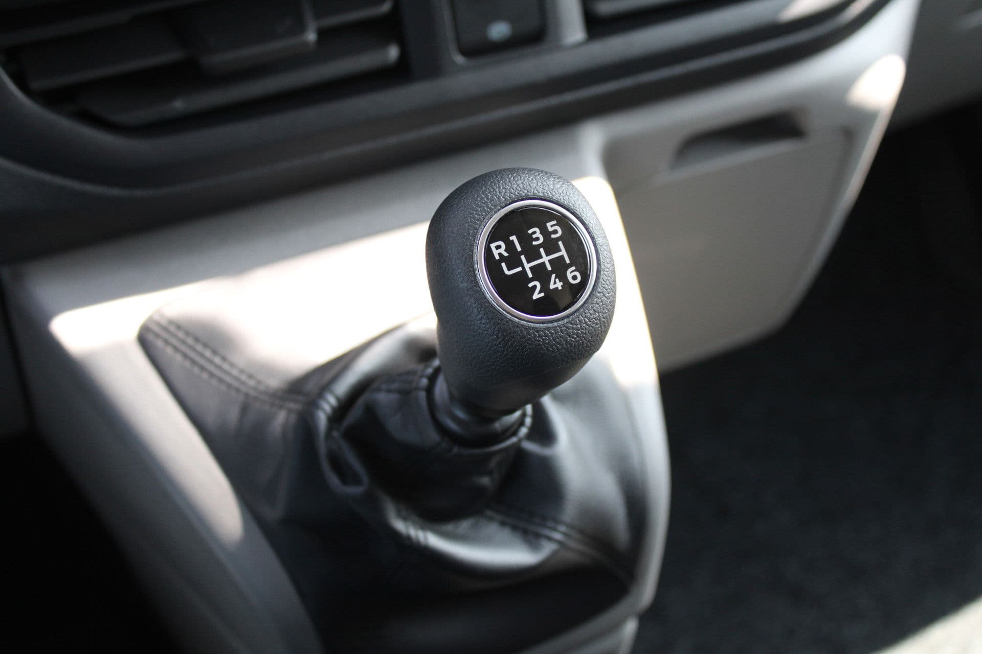 Ford Transit Custom 320 2.0 TDCI L2H1 Trend DC 136pk - Carplay - Android - Camera - Trekhaak - LED koplampen - Stoelverwarming - Draadloos laden - Rijklaar thumbnail 33